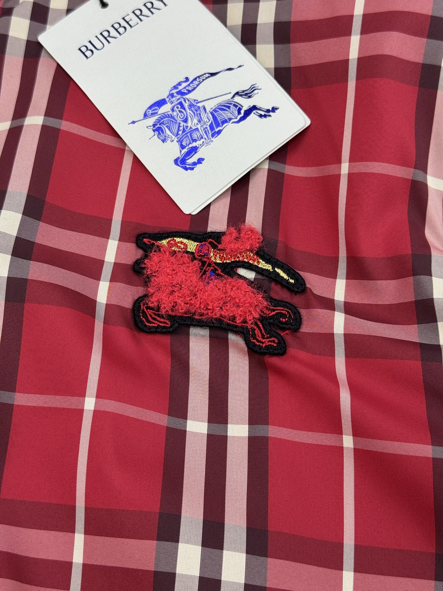 Burberry红格纹外套❤️巴宝莉2026马年限定红格纹外套，经典格纹+蜡笔红，节日氛围感拉满!轻量面