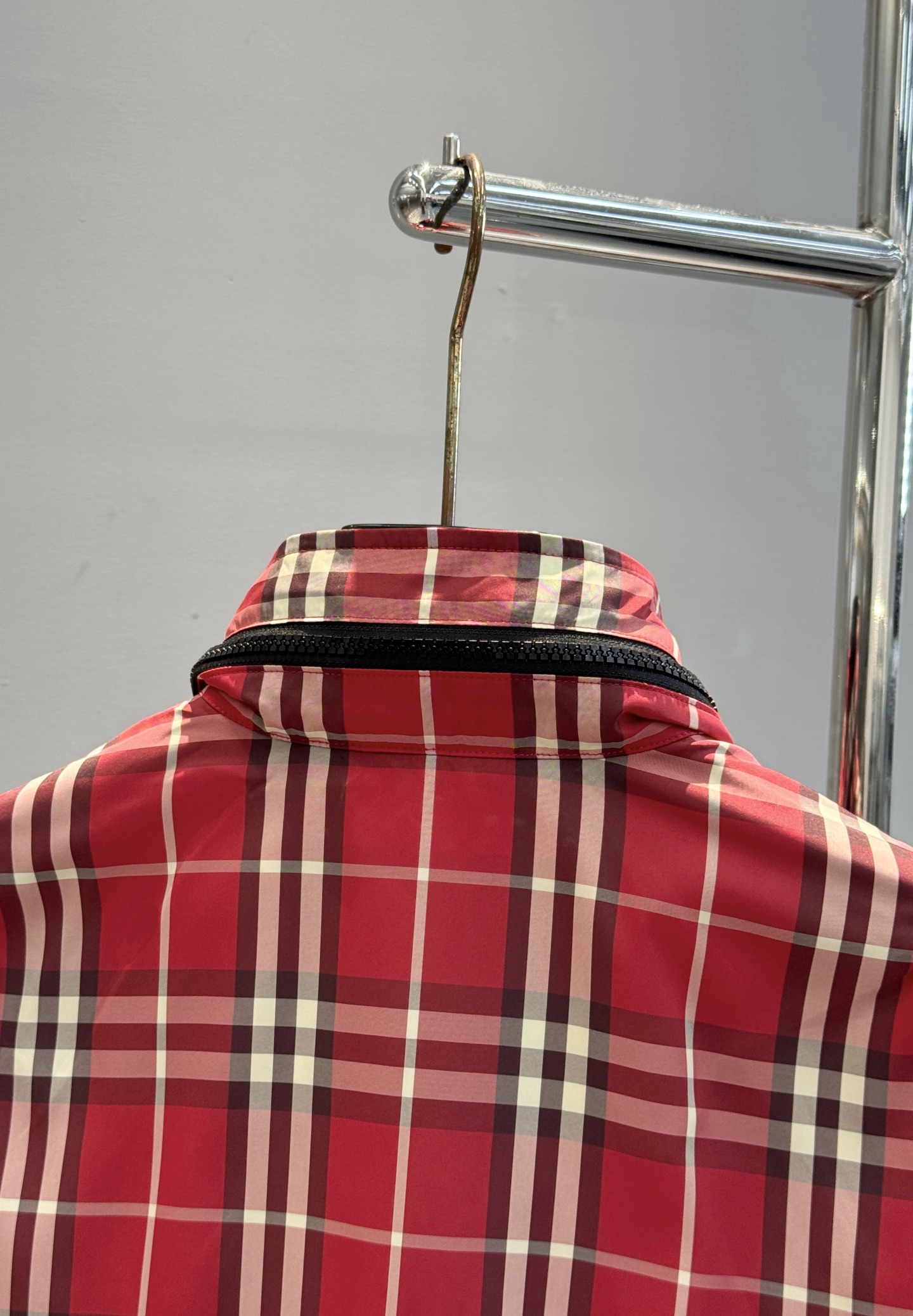 Burberry红格纹外套❤️巴宝莉2026马年限定红格纹外套，经典格纹+蜡笔红，节日氛围感拉满!轻量面