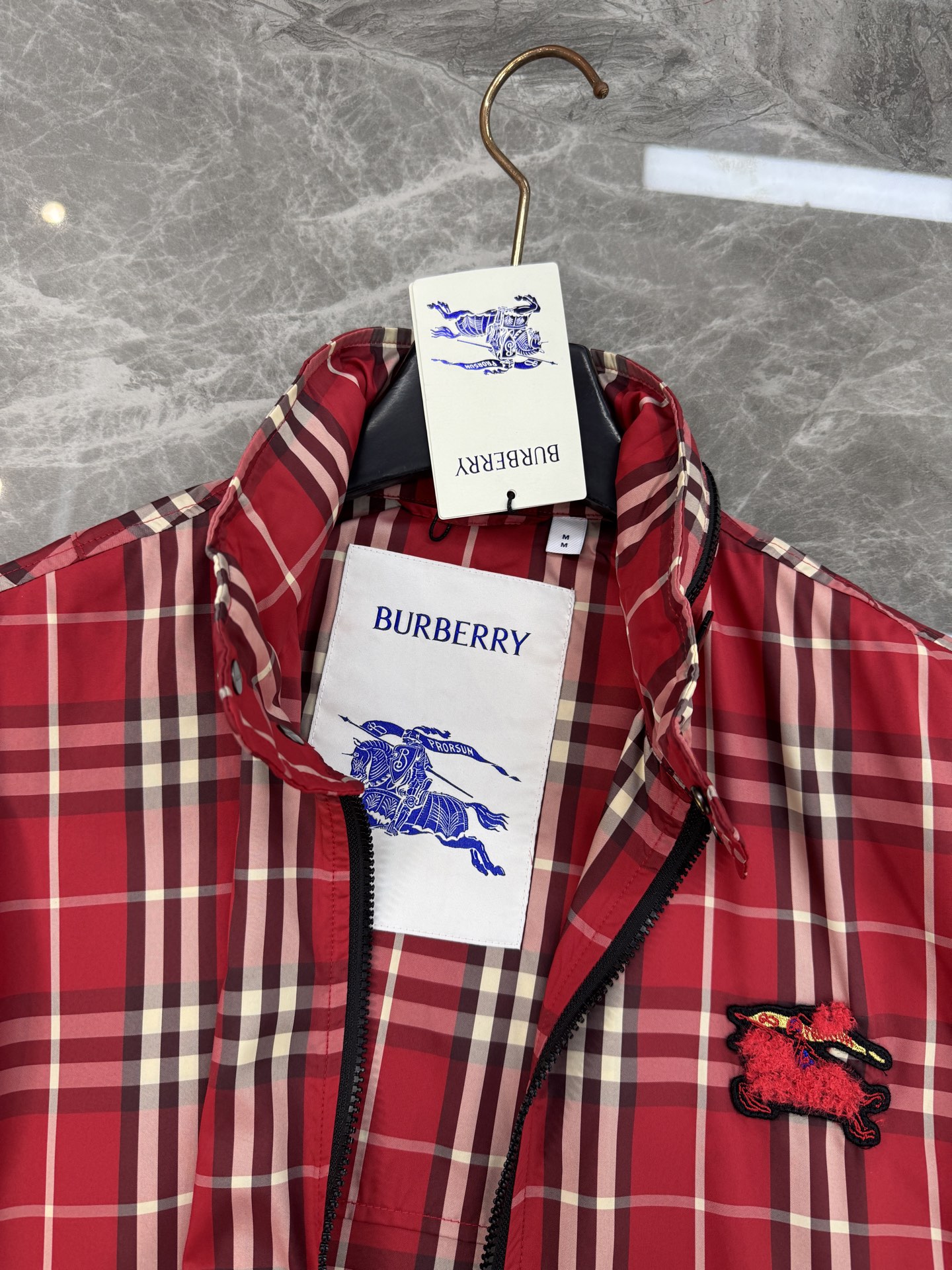 Burberry红格纹外套❤️巴宝莉2026马年限定红格纹外套，经典格纹+蜡笔红，节日氛围感拉满!轻量面