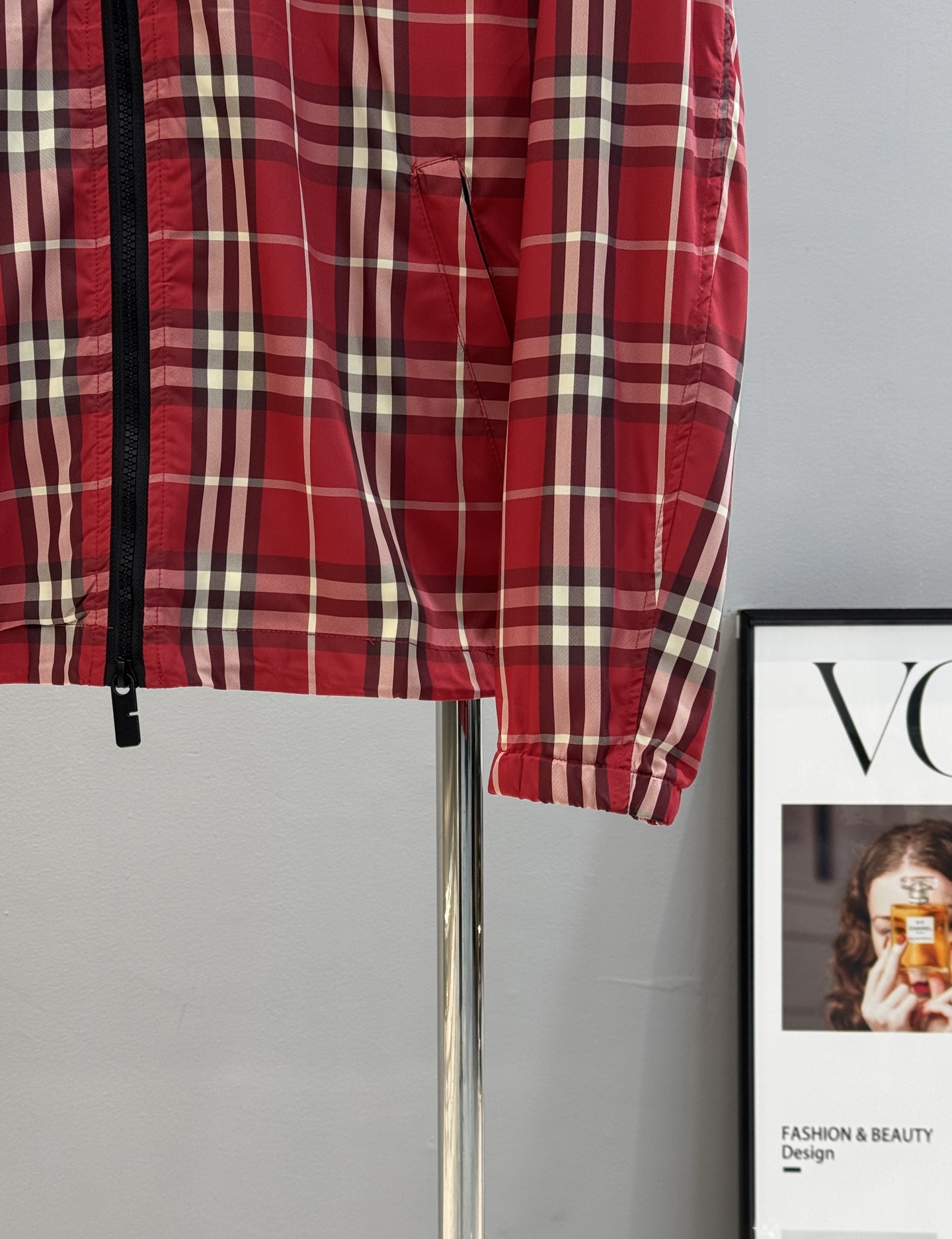 Burberry红格纹外套❤️巴宝莉2026马年限定红格纹外套，经典格纹+蜡笔红，节日氛围感拉满!轻量面