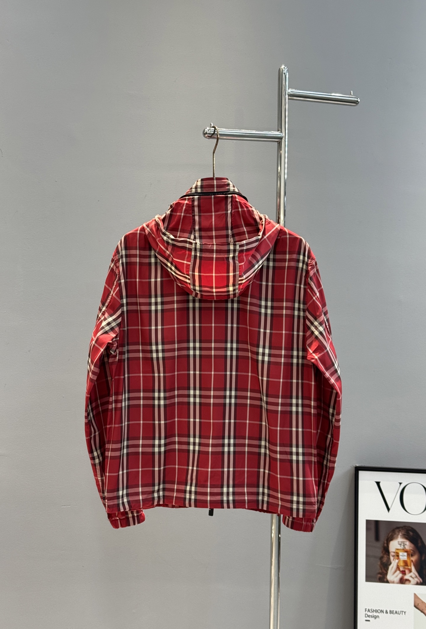 Burberry红格纹外套❤️巴宝莉2026马年限定红格纹外套，经典格纹+蜡笔红，节日氛围感拉满!轻量面