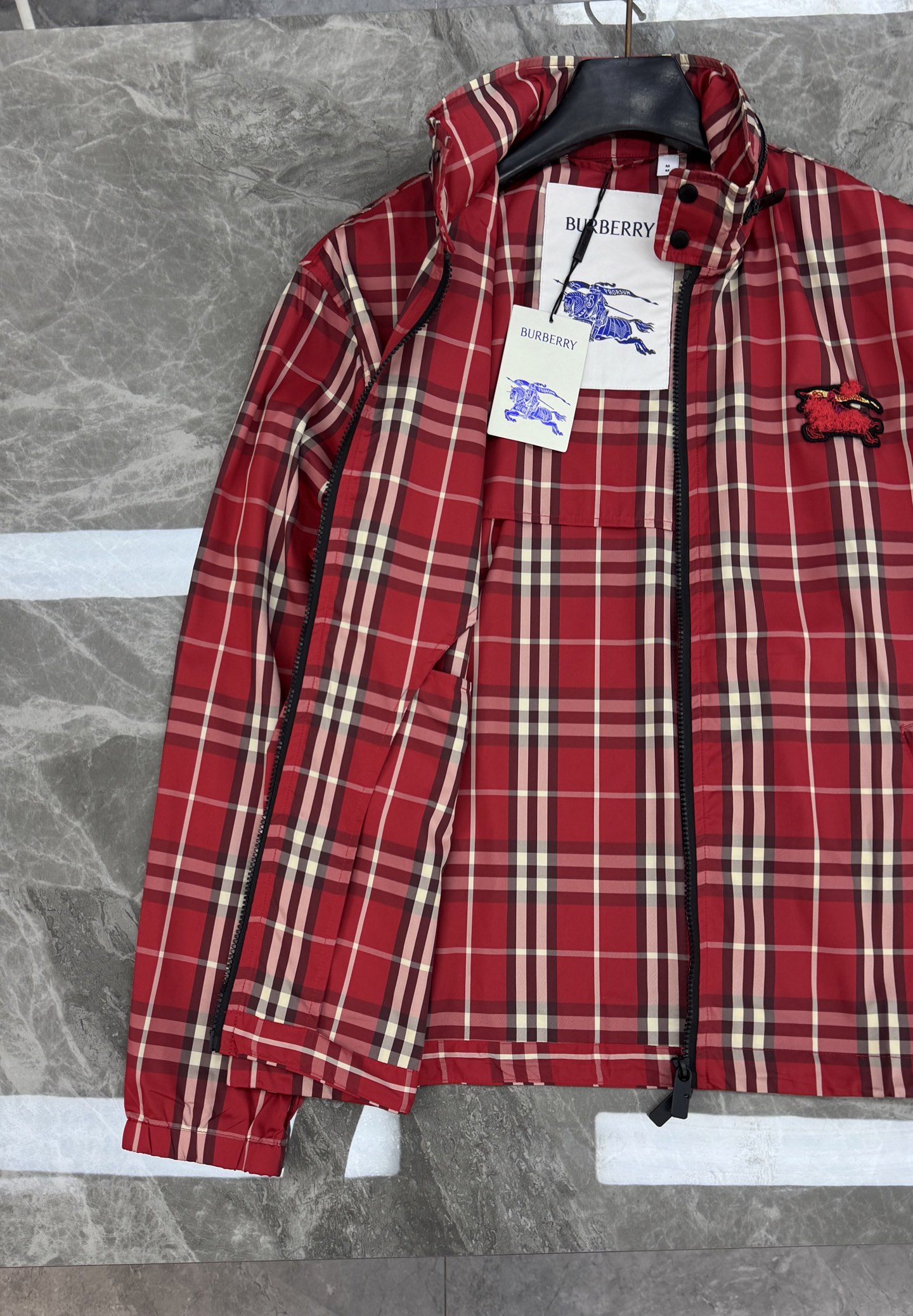 Burberry红格纹外套❤️巴宝莉2026马年限定红格纹外套，经典格纹+蜡笔红，节日氛围感拉满!轻量面