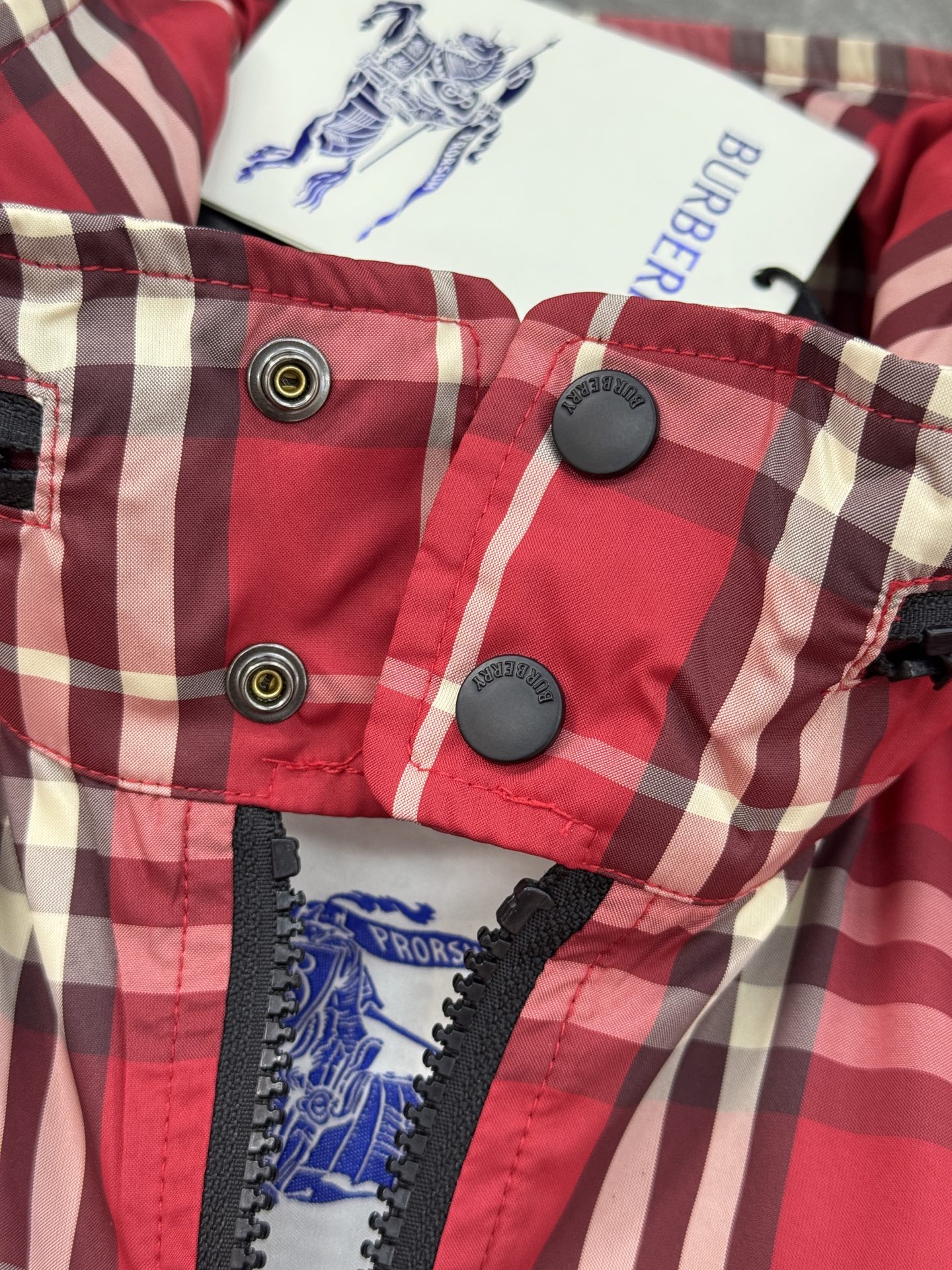 Burberry红格纹外套❤️巴宝莉2026马年限定红格纹外套，经典格纹+蜡笔红，节日氛围感拉满!轻量面