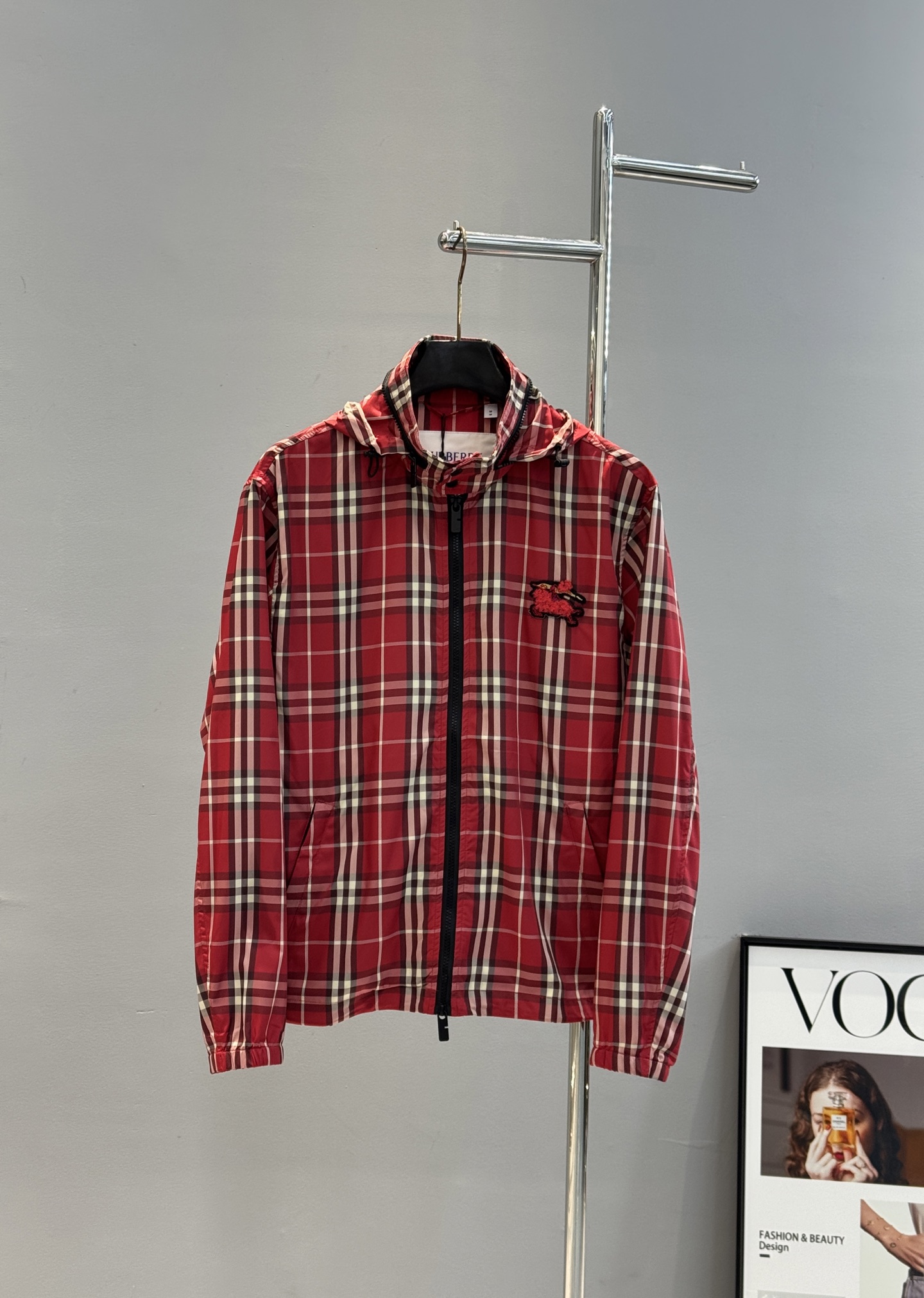 Burberry红格纹外套❤️巴宝莉2026马年限定红格纹外套，经典格纹+蜡笔红，节日氛围感拉满!轻量面