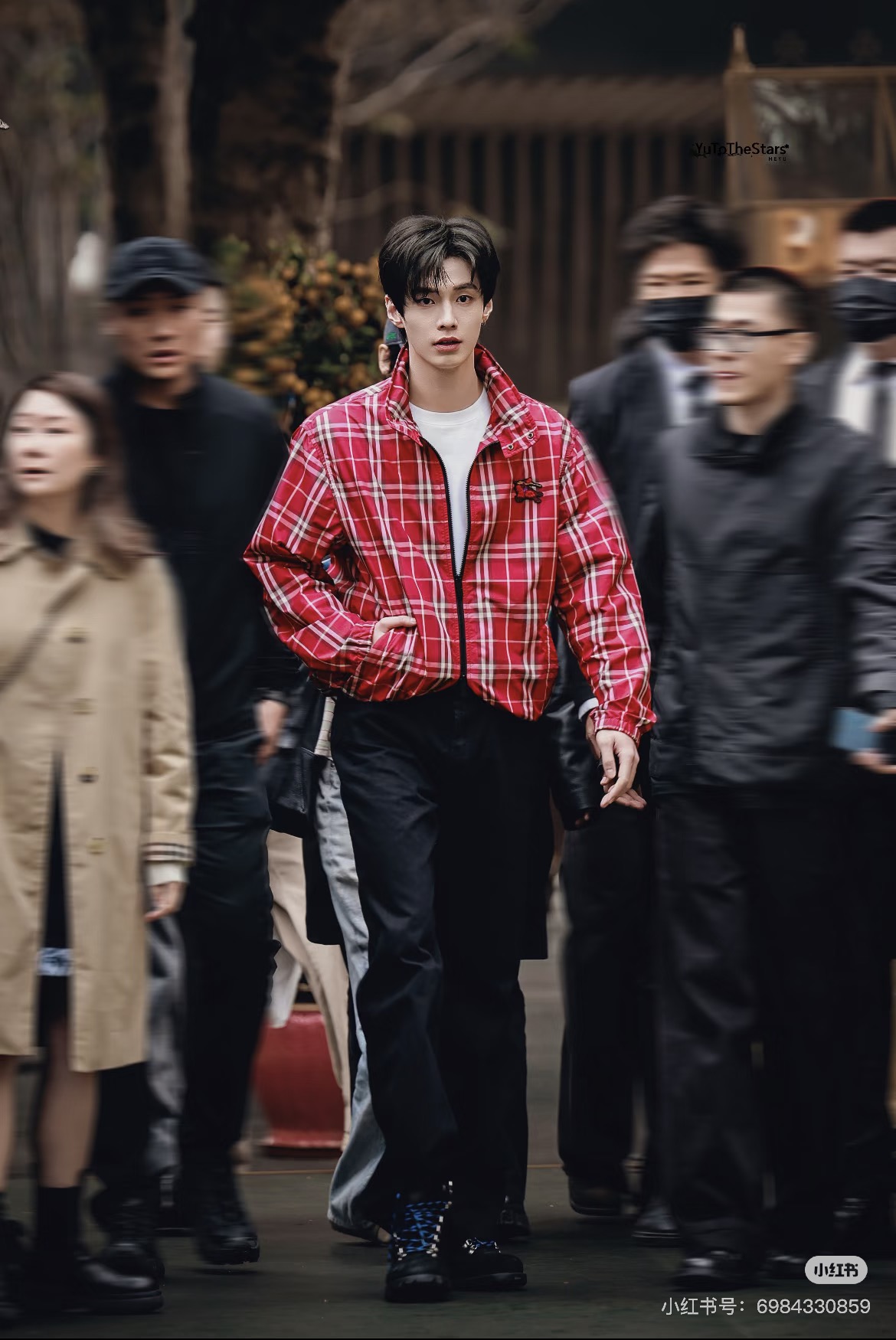 Burberry红格纹外套❤️巴宝莉2026马年限定红格纹外套，经典格纹+蜡笔红，节日氛围感拉满!轻量面