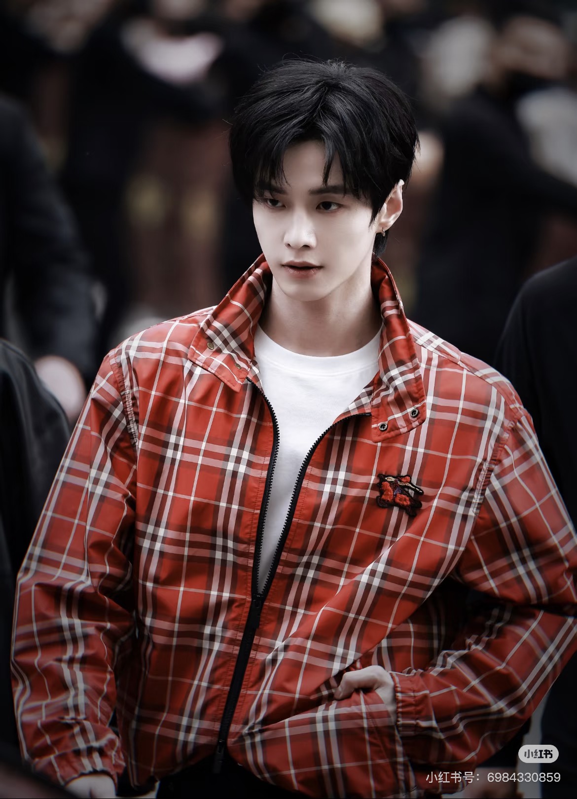 Burberry红格纹外套❤️巴宝莉2026马年限定红格纹外套，经典格纹+蜡笔红，节日氛围感拉满!轻量面