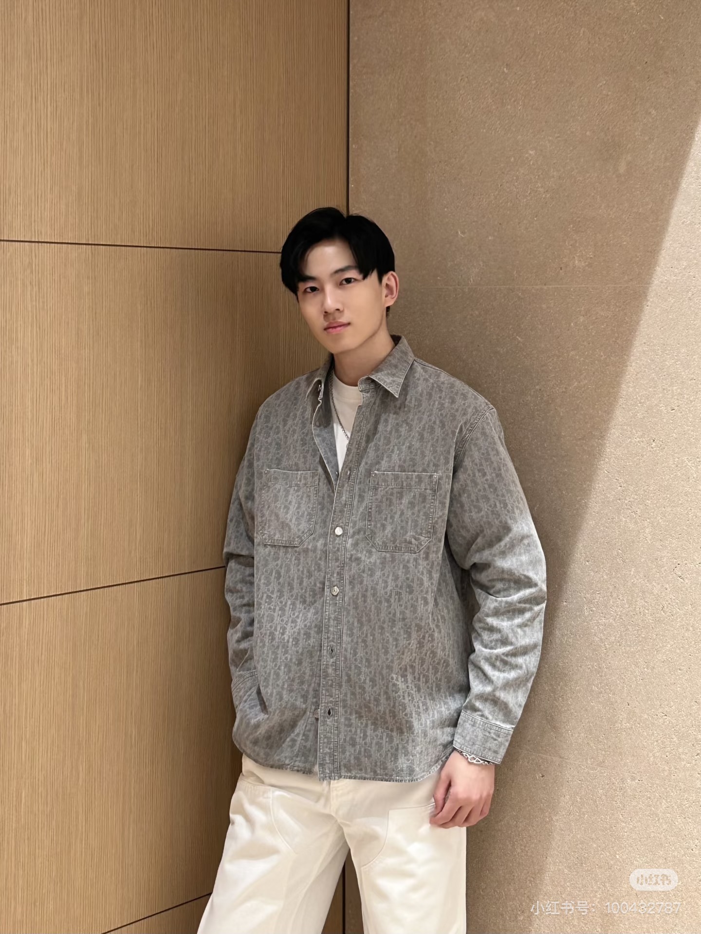 Dior灰色老花牛仔衬衫，水洗牛仔面料+Oblique老花图案，低调复古又超有辨识度。宽松版型，翻领+双