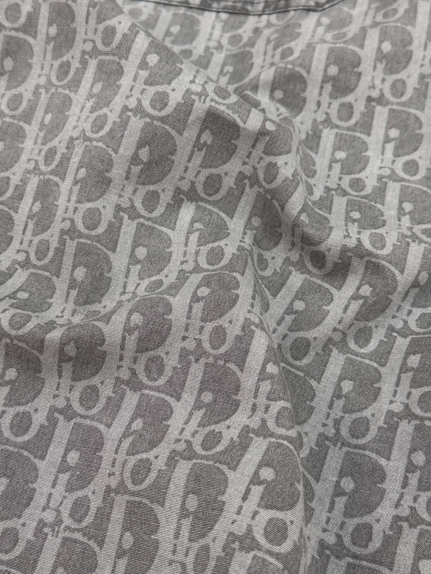 Dior灰色老花牛仔衬衫，水洗牛仔面料+Oblique老花图案，低调复古又超有辨识度。宽松版型，翻领+双