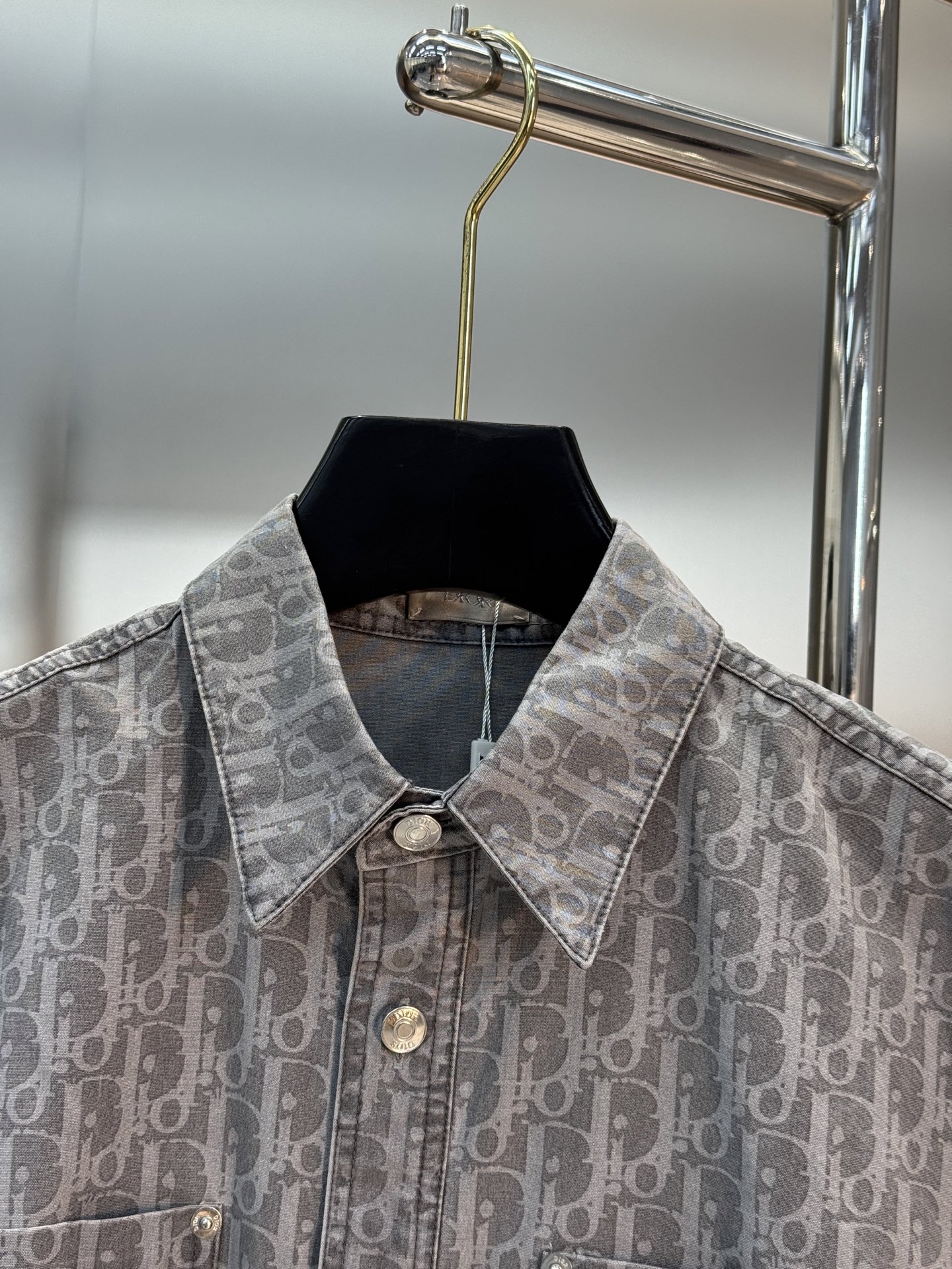 Dior灰色老花牛仔衬衫，水洗牛仔面料+Oblique老花图案，低调复古又超有辨识度。宽松版型，翻领+双