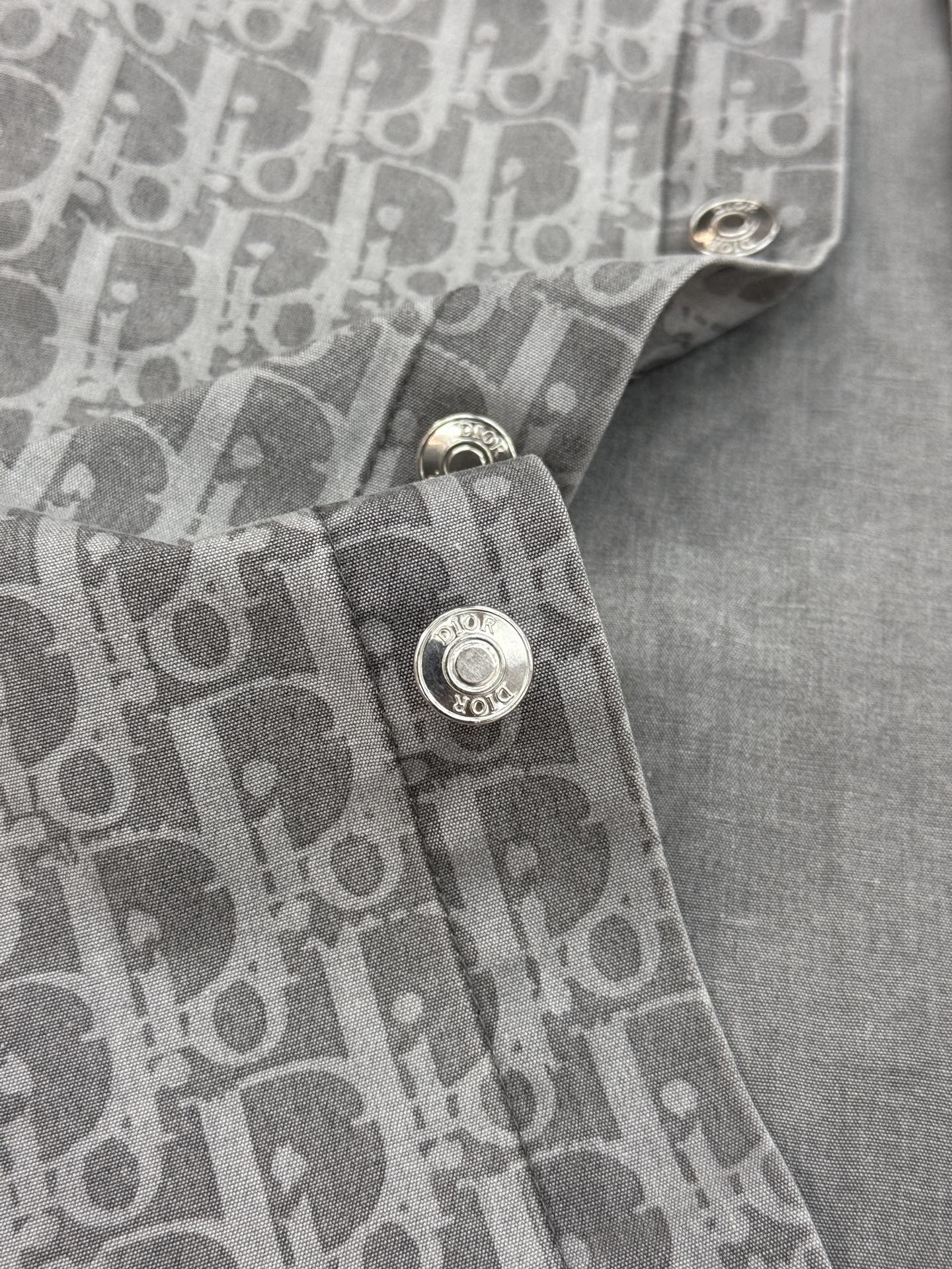 Dior灰色老花牛仔衬衫，水洗牛仔面料+Oblique老花图案，低调复古又超有辨识度。宽松版型，翻领+双