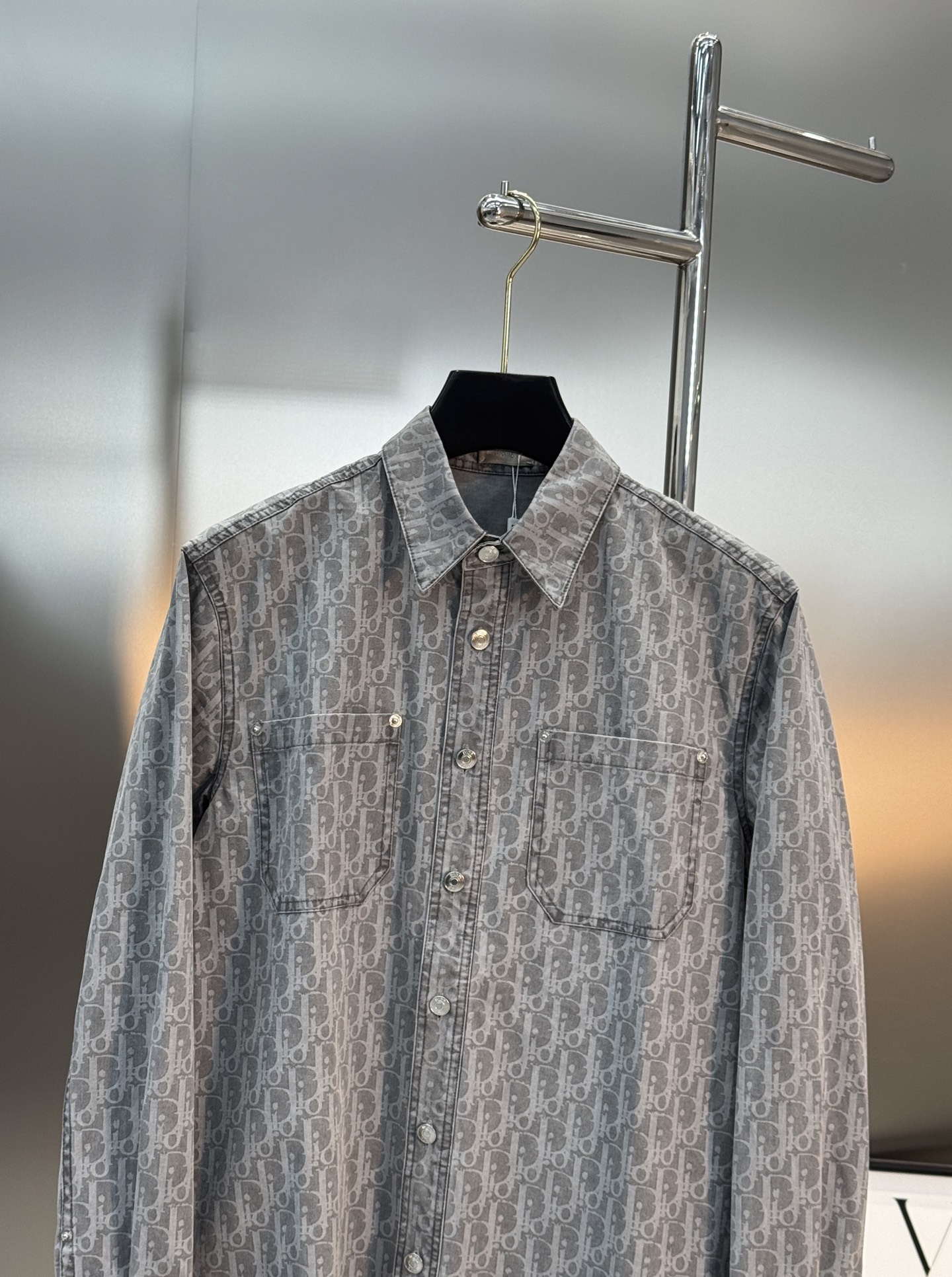 Dior灰色老花牛仔衬衫，水洗牛仔面料+Oblique老花图案，低调复古又超有辨识度。宽松版型，翻领+双