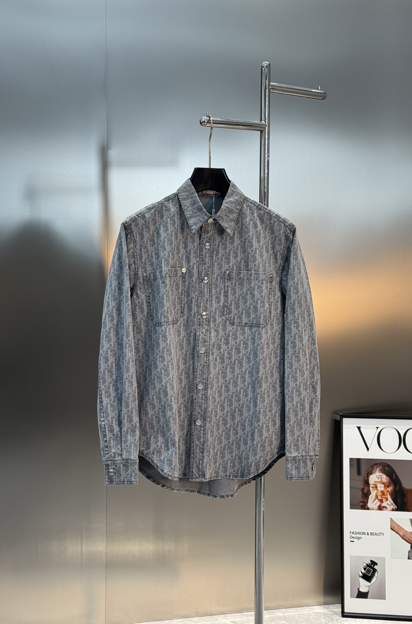 Dior灰色老花牛仔衬衫，水洗牛仔面料+Oblique老花图案，低调复古又超有辨识度。宽松版型，翻领+双