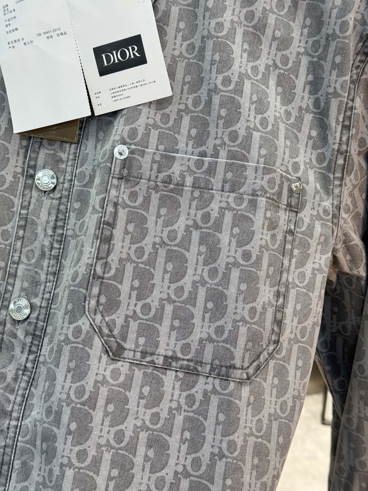 Dior灰色老花牛仔衬衫，水洗牛仔面料+Oblique老花图案，低调复古又超有辨识度。宽松版型，翻领+双