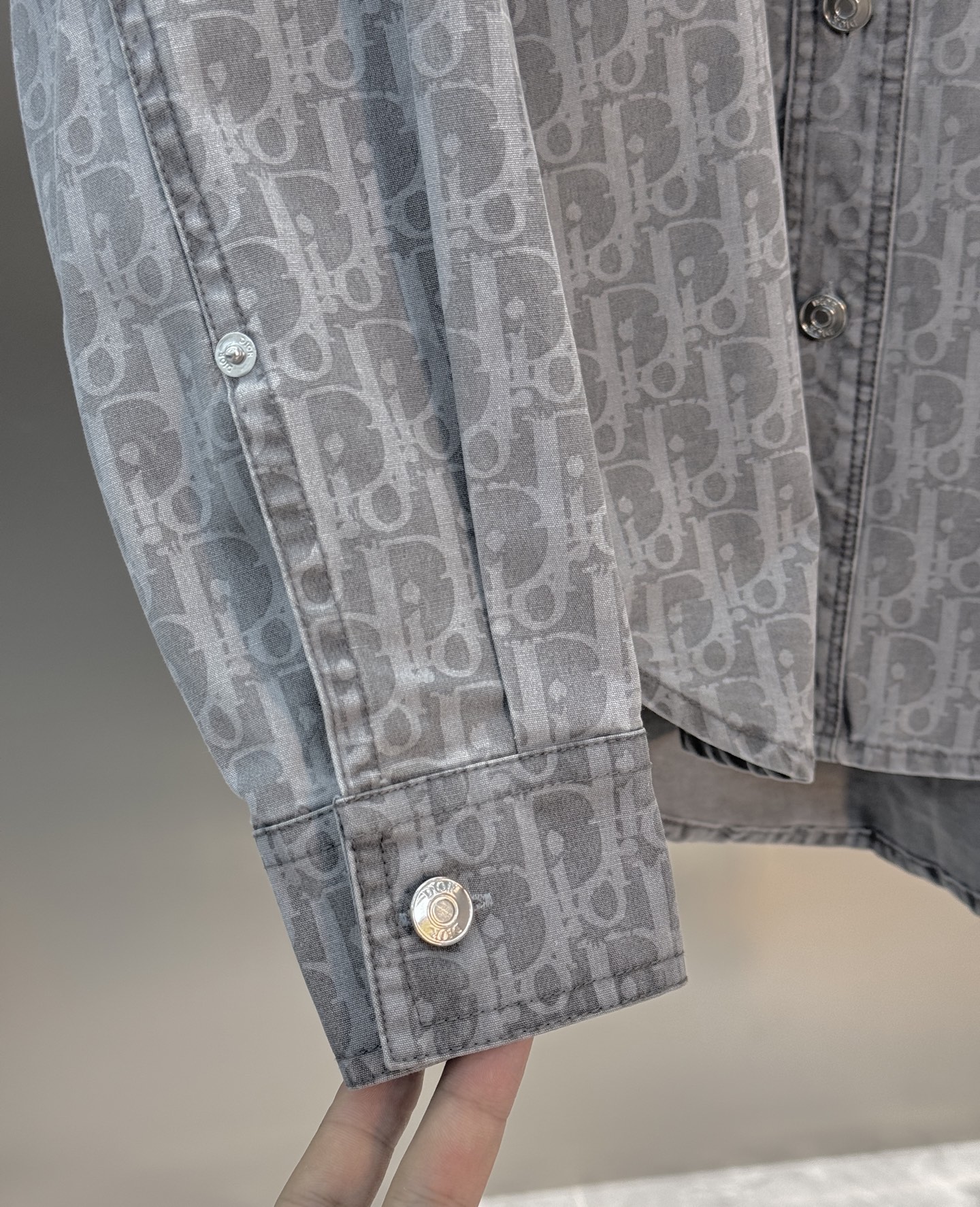 Dior灰色老花牛仔衬衫，水洗牛仔面料+Oblique老花图案，低调复古又超有辨识度。宽松版型，翻领+双