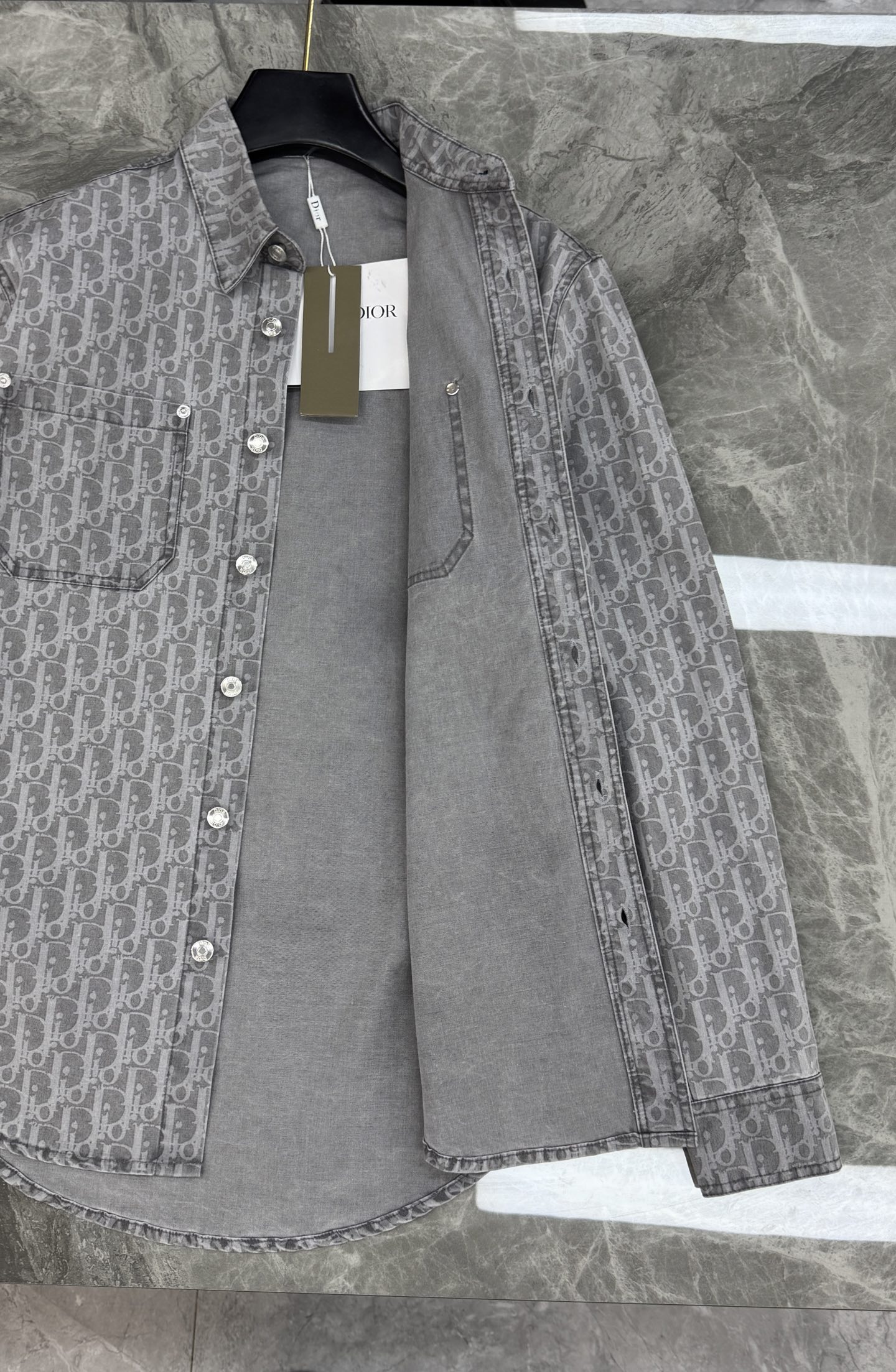 Dior灰色老花牛仔衬衫，水洗牛仔面料+Oblique老花图案，低调复古又超有辨识度。宽松版型，翻领+双