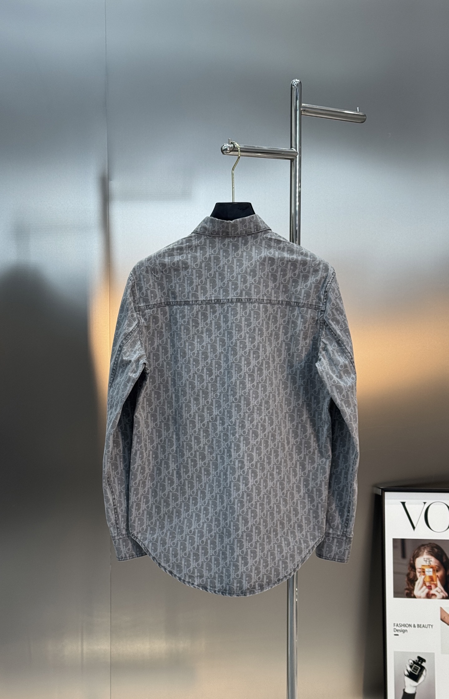 Dior灰色老花牛仔衬衫，水洗牛仔面料+Oblique老花图案，低调复古又超有辨识度。宽松版型，翻领+双