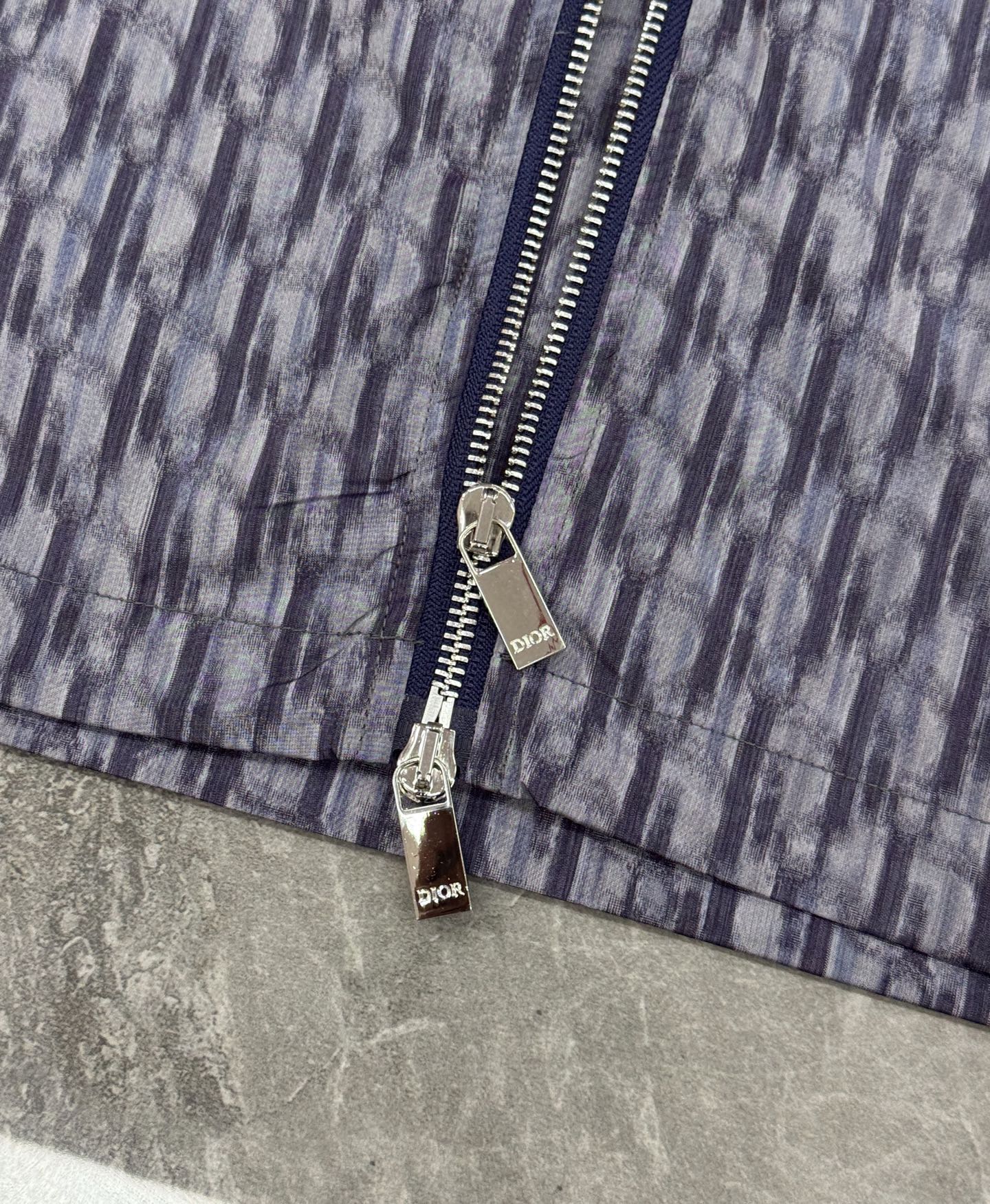 Dior Oblique印花夹克，经典Oblique图案，灵感源自日本纺织工艺，艺术感满满。高品质面料，