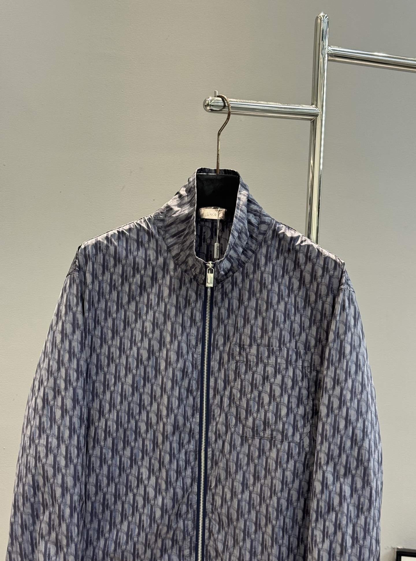 Dior Oblique印花夹克，经典Oblique图案，灵感源自日本纺织工艺，艺术感满满。高品质面料，