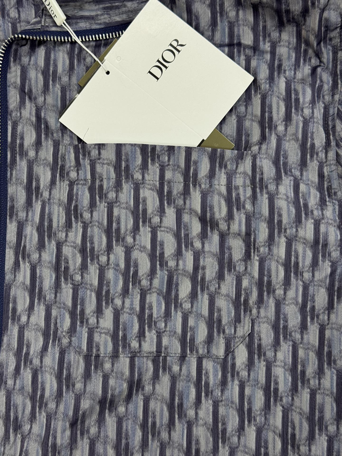 Dior Oblique印花夹克，经典Oblique图案，灵感源自日本纺织工艺，艺术感满满。高品质面料，