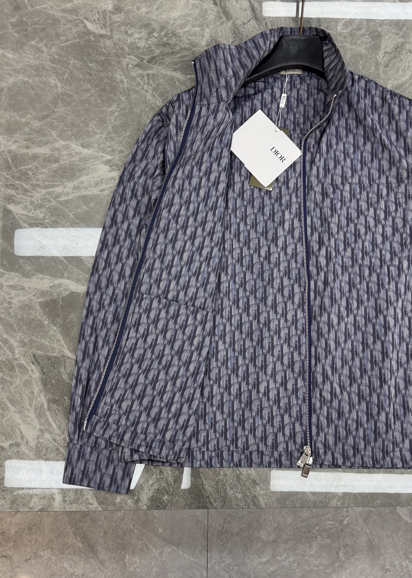 Dior Oblique印花夹克，经典Oblique图案，灵感源自日本纺织工艺，艺术感满满。高品质面料，