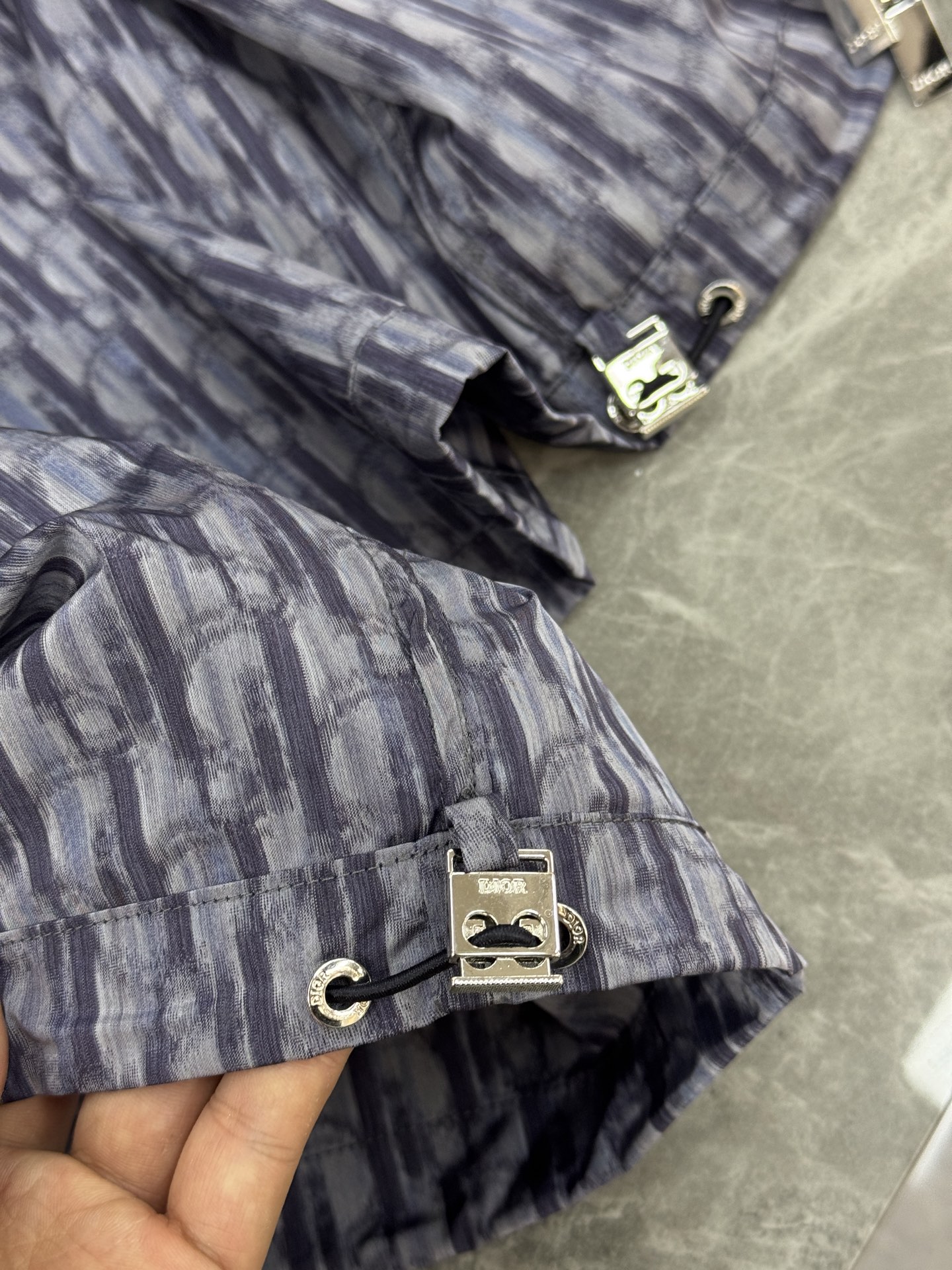 Dior Oblique印花夹克，经典Oblique图案，灵感源自日本纺织工艺，艺术感满满。高品质面料，