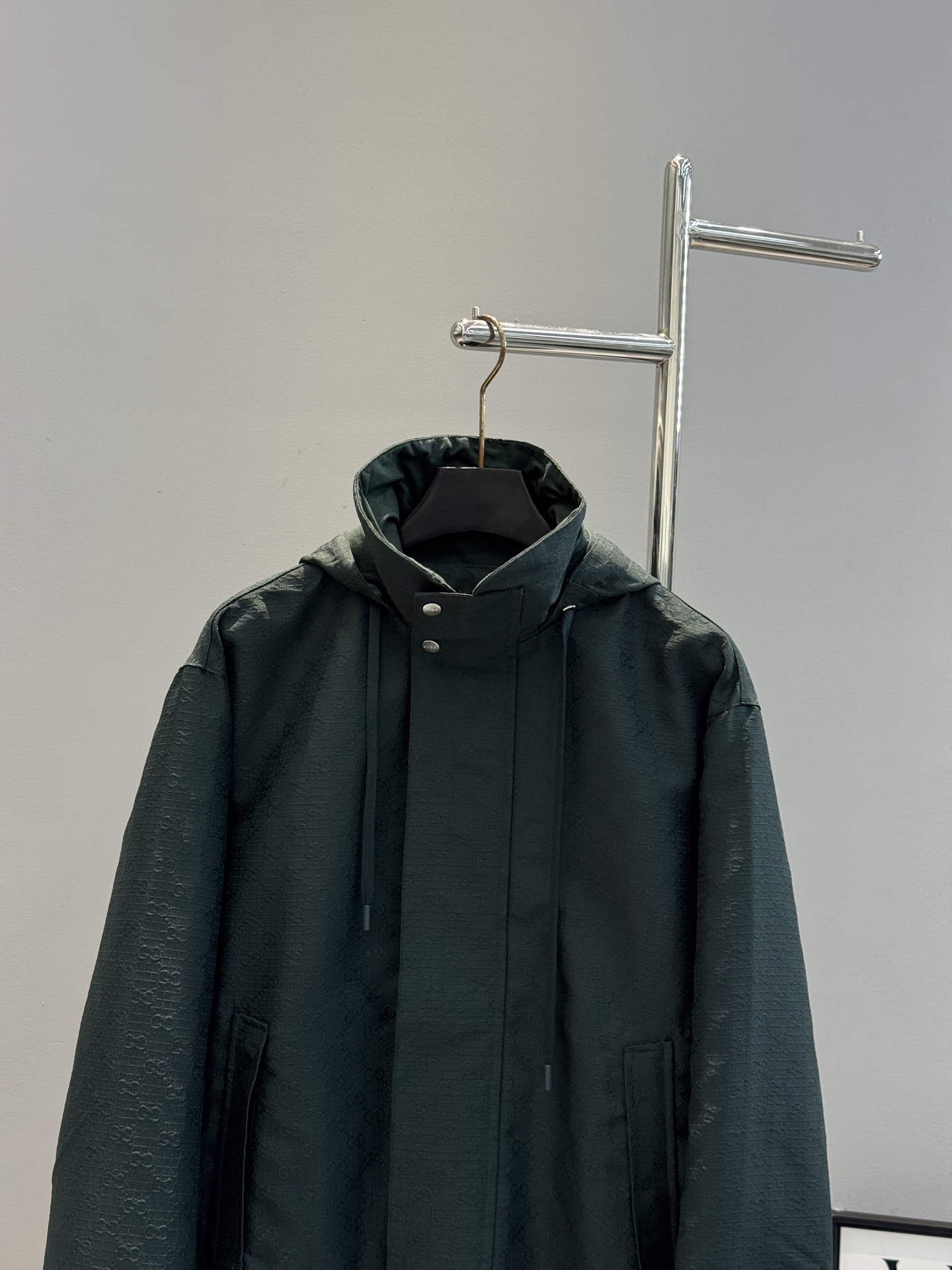 Gucci新款工装夹克采用防风软壳面料.帽子可拆洗.双面穿夹.短款廓形+连帽设计，金属按扣和拉链细节，实