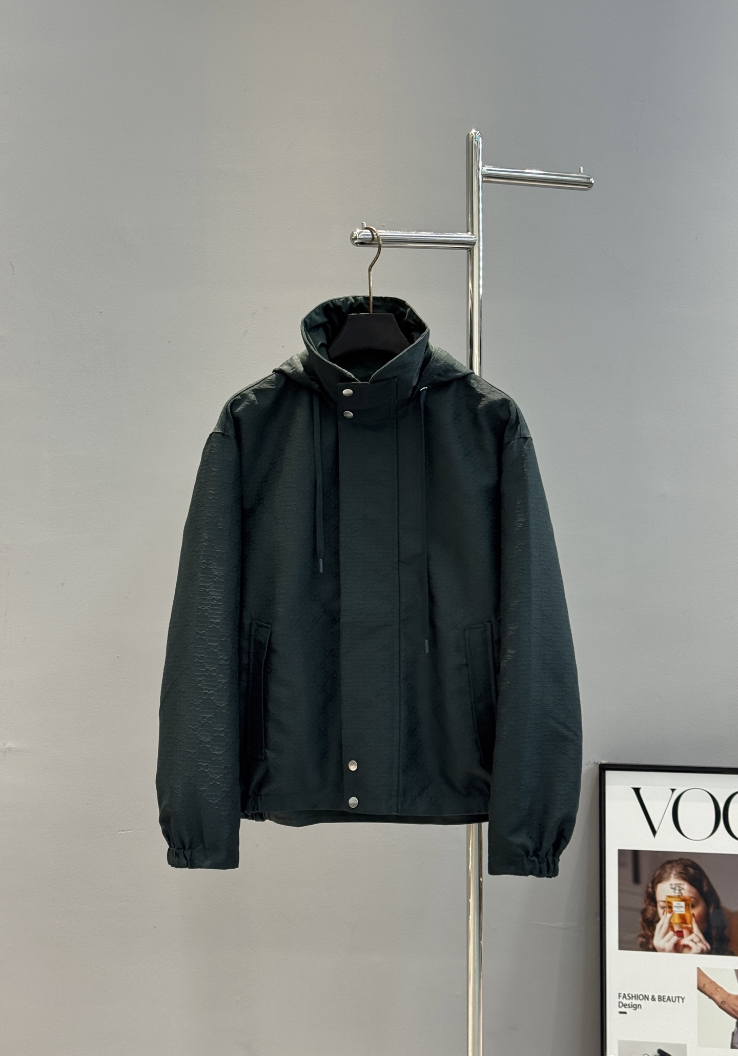 Gucci新款工装夹克采用防风软壳面料.帽子可拆洗.双面穿夹.短款廓形+连帽设计，金属按扣和拉链细节，实