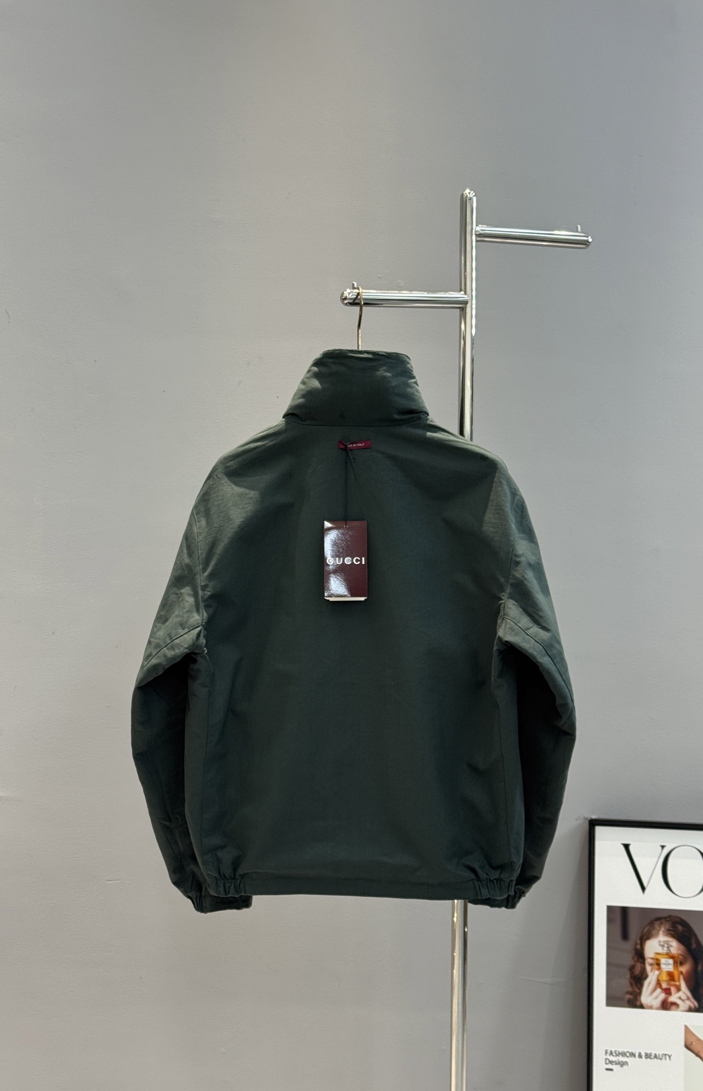 Gucci新款工装夹克采用防风软壳面料.帽子可拆洗.双面穿夹.短款廓形+连帽设计，金属按扣和拉链细节，实