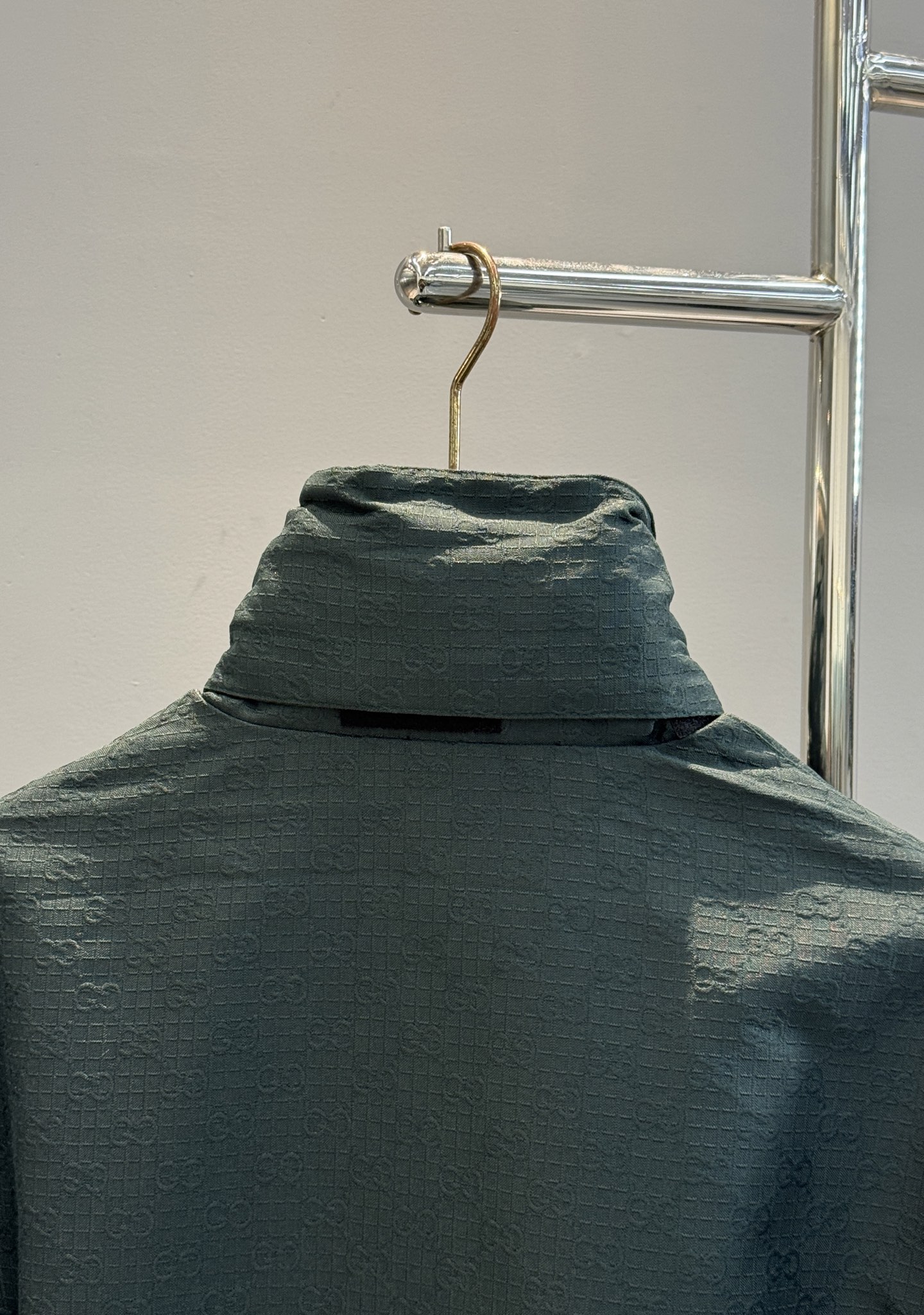 Gucci新款工装夹克采用防风软壳面料.帽子可拆洗.双面穿夹.短款廓形+连帽设计，金属按扣和拉链细节，实