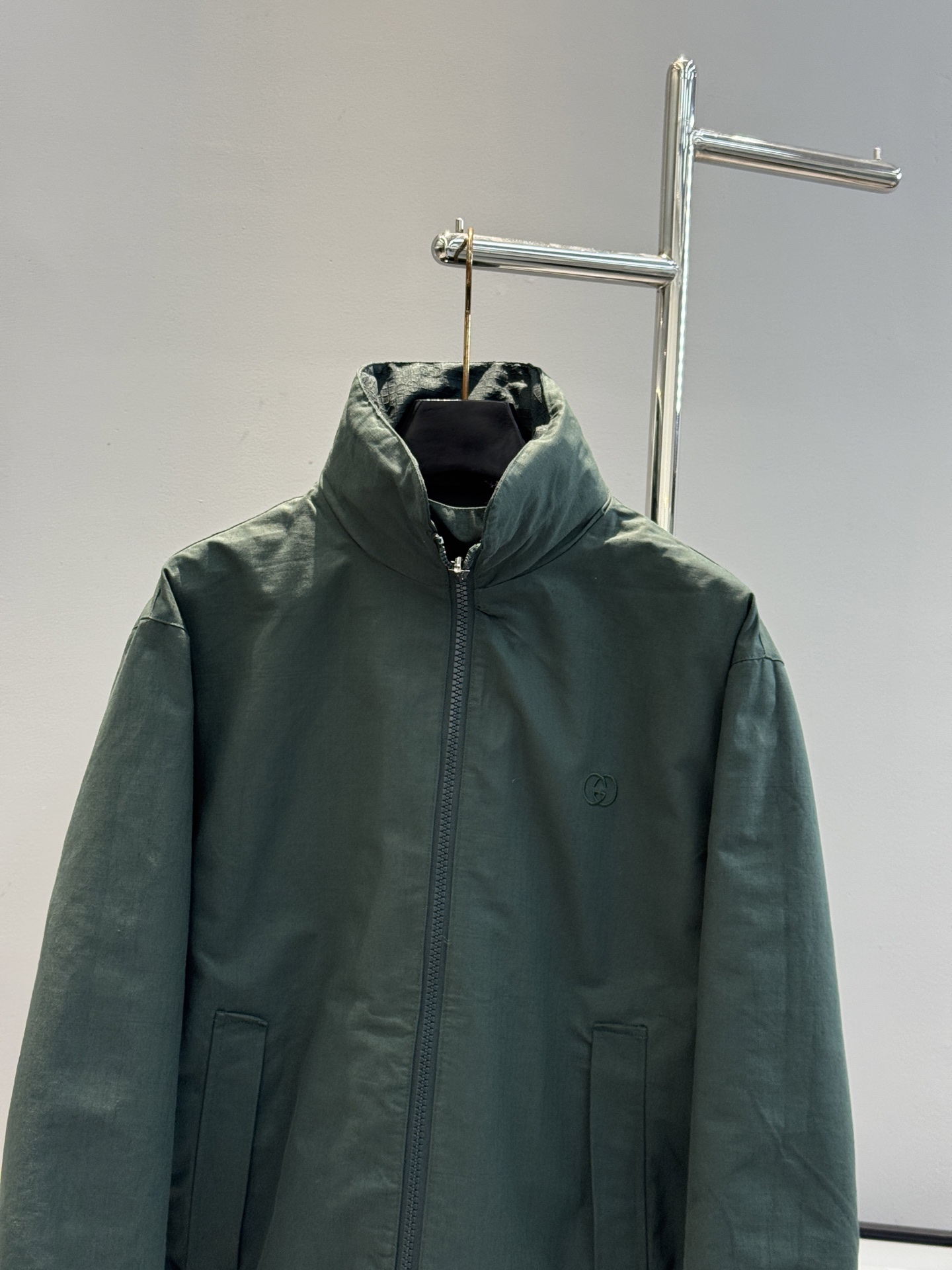 Gucci新款工装夹克采用防风软壳面料.帽子可拆洗.双面穿夹.短款廓形+连帽设计，金属按扣和拉链细节，实