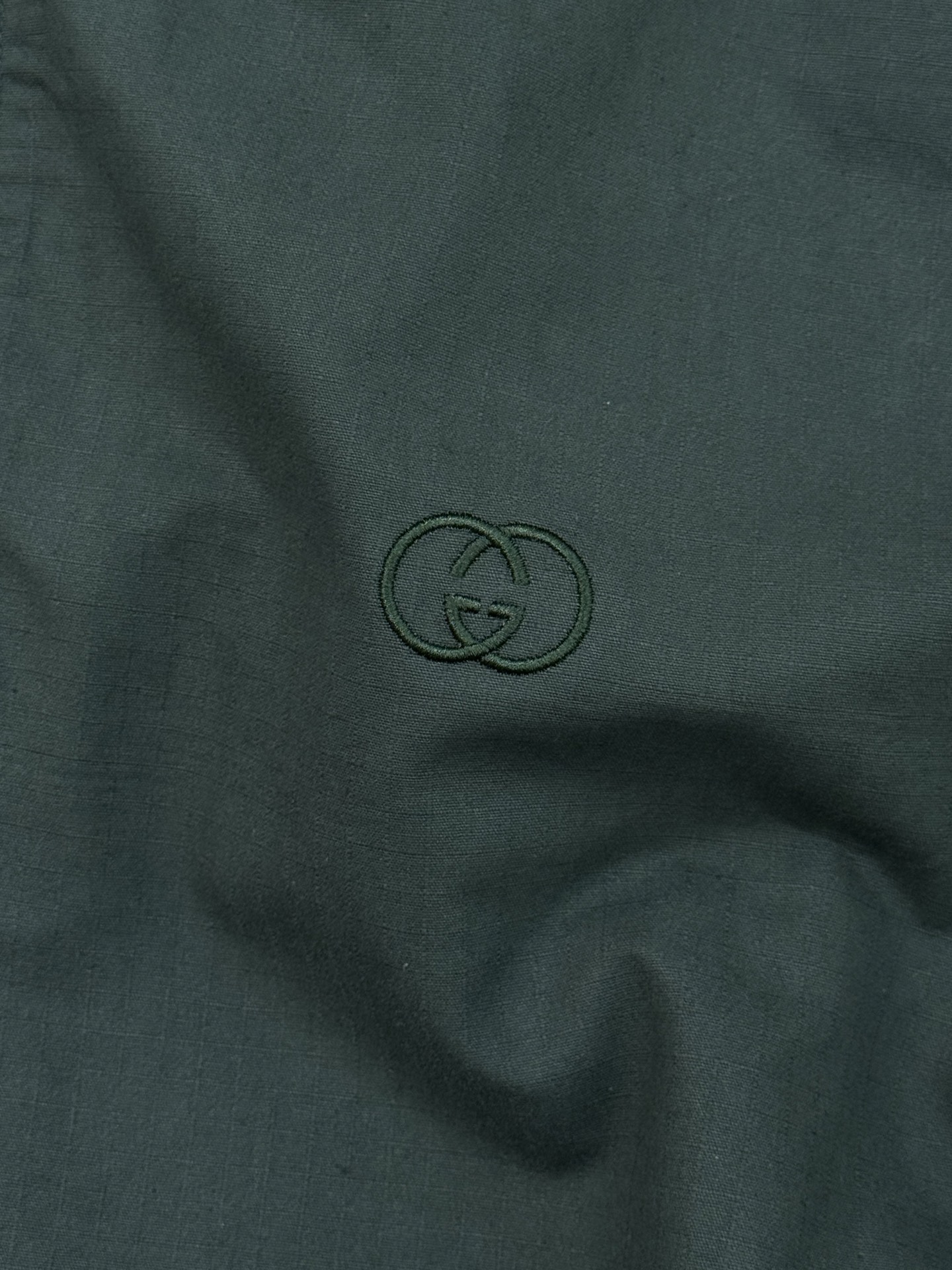 Gucci新款工装夹克采用防风软壳面料.帽子可拆洗.双面穿夹.短款廓形+连帽设计，金属按扣和拉链细节，实