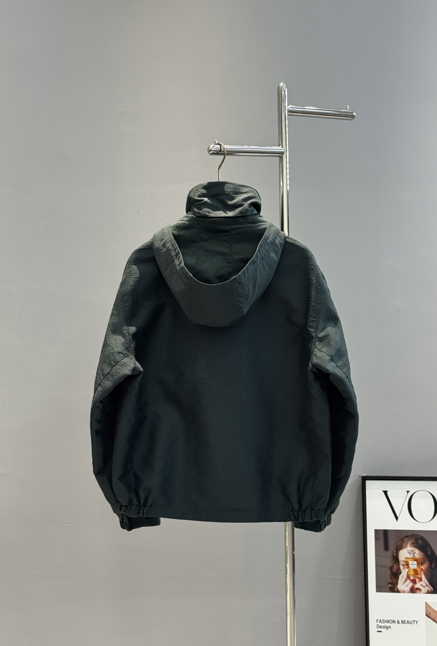 Gucci新款工装夹克采用防风软壳面料.帽子可拆洗.双面穿夹.短款廓形+连帽设计，金属按扣和拉链细节，实