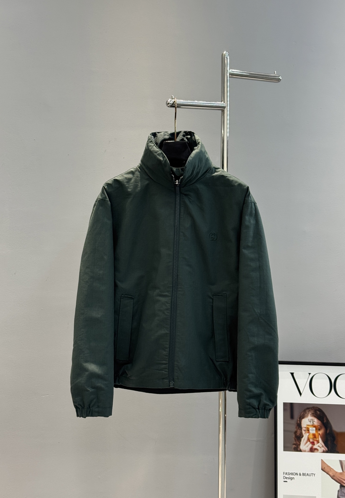 Gucci新款工装夹克采用防风软壳面料.帽子可拆洗.双面穿夹.短款廓形+连帽设计，金属按扣和拉链细节，实