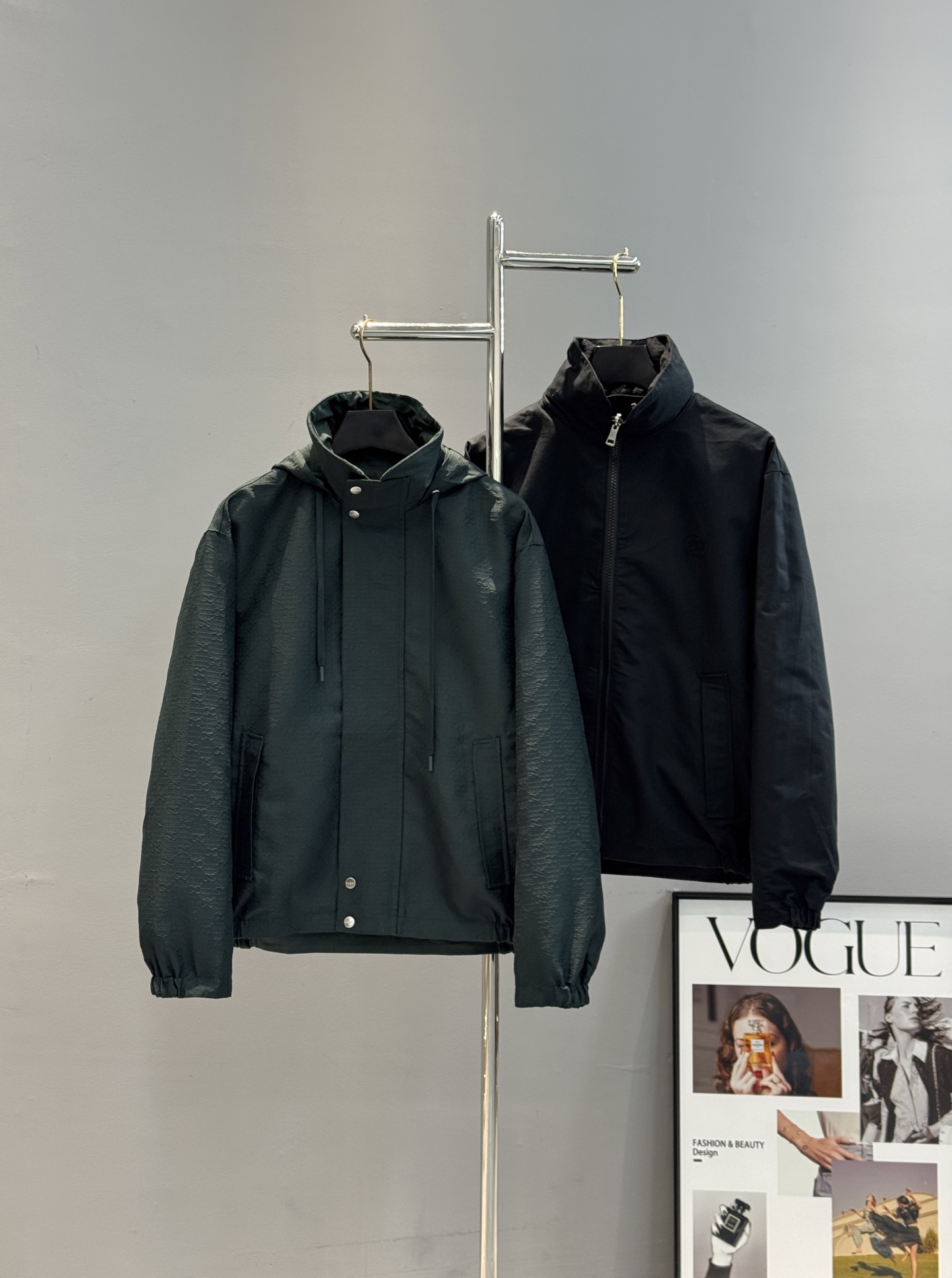 Gucci新款工装夹克采用防风软壳面料.帽子可拆洗.双面穿夹.短款廓形+连帽设计，金属按扣和拉链细节，实