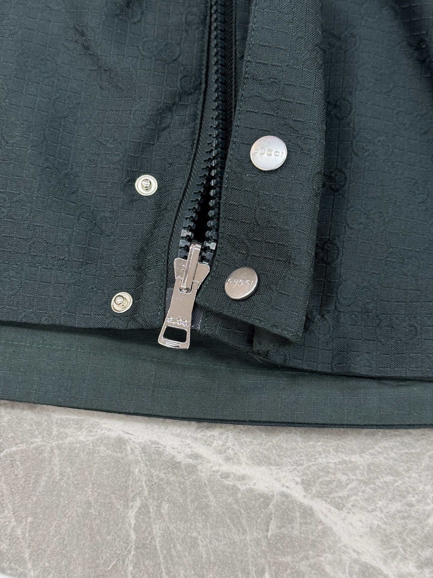 Gucci新款工装夹克采用防风软壳面料.帽子可拆洗.双面穿夹.短款廓形+连帽设计，金属按扣和拉链细节，实