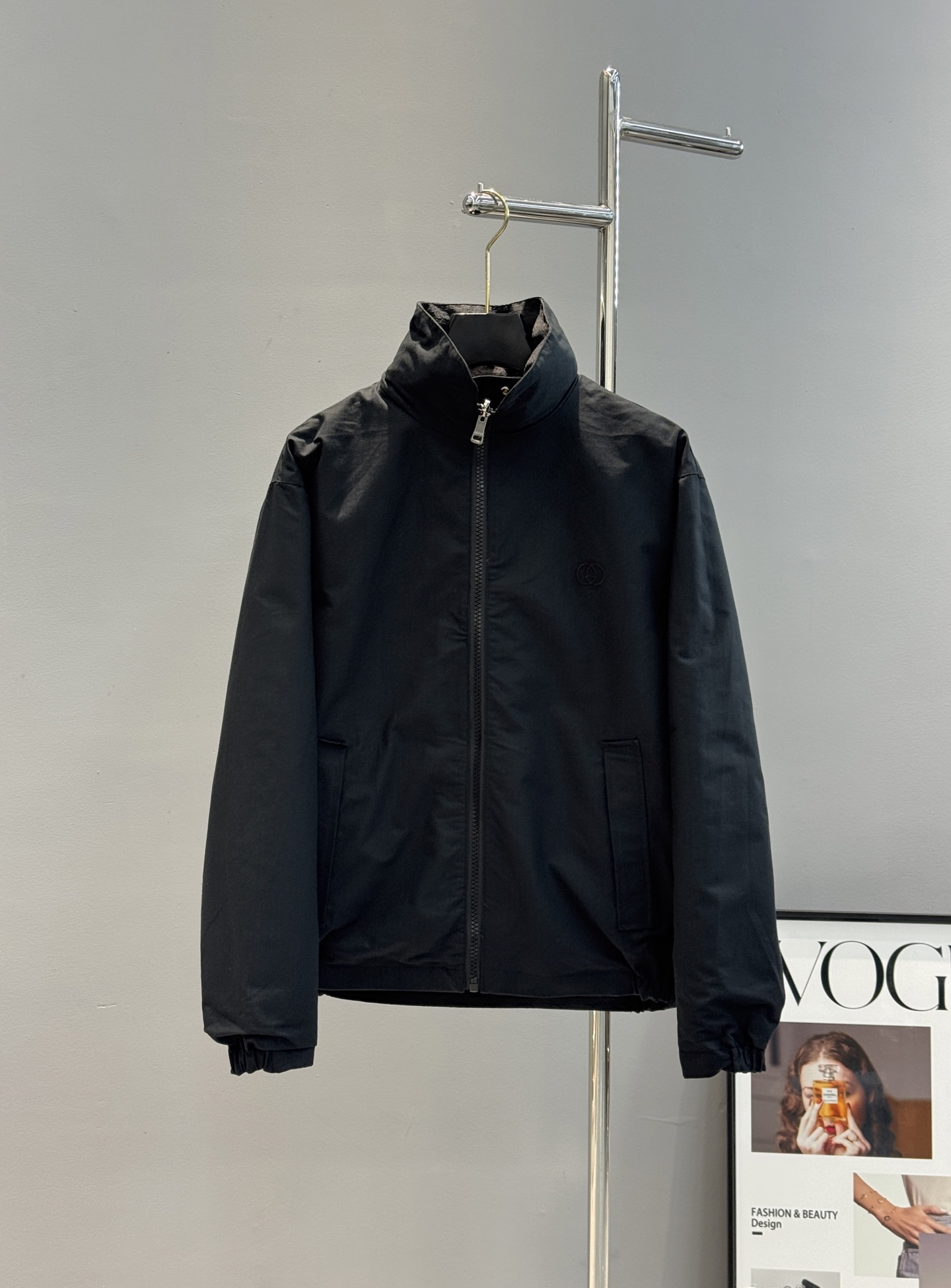 Gucci新款工装夹克采用防风软壳面料.帽子可拆洗.双面穿夹.短款廓形+连帽设计，金属按扣和拉链细节，实