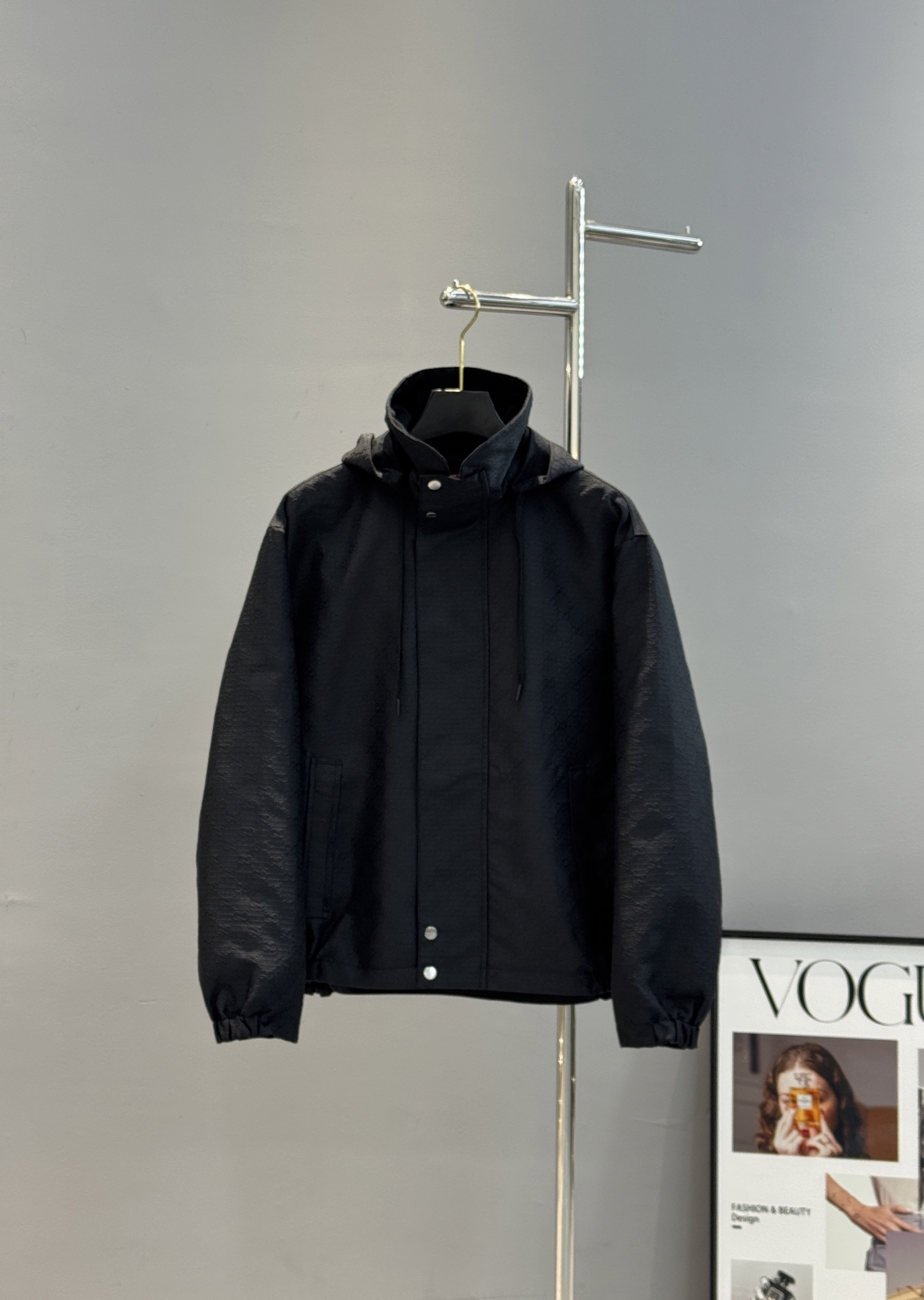 Gucci新款工装夹克采用防风软壳面料.帽子可拆洗.双面穿夹.短款廓形+连帽设计，金属按扣和拉链细节，实