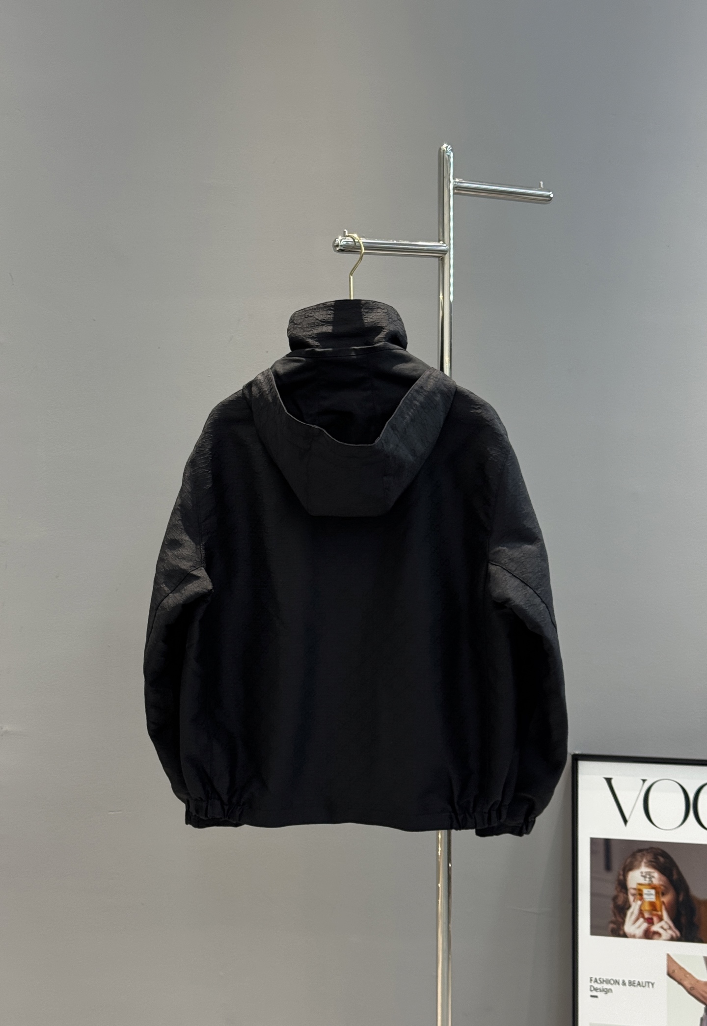 Gucci新款工装夹克采用防风软壳面料.帽子可拆洗.双面穿夹.短款廓形+连帽设计，金属按扣和拉链细节，实