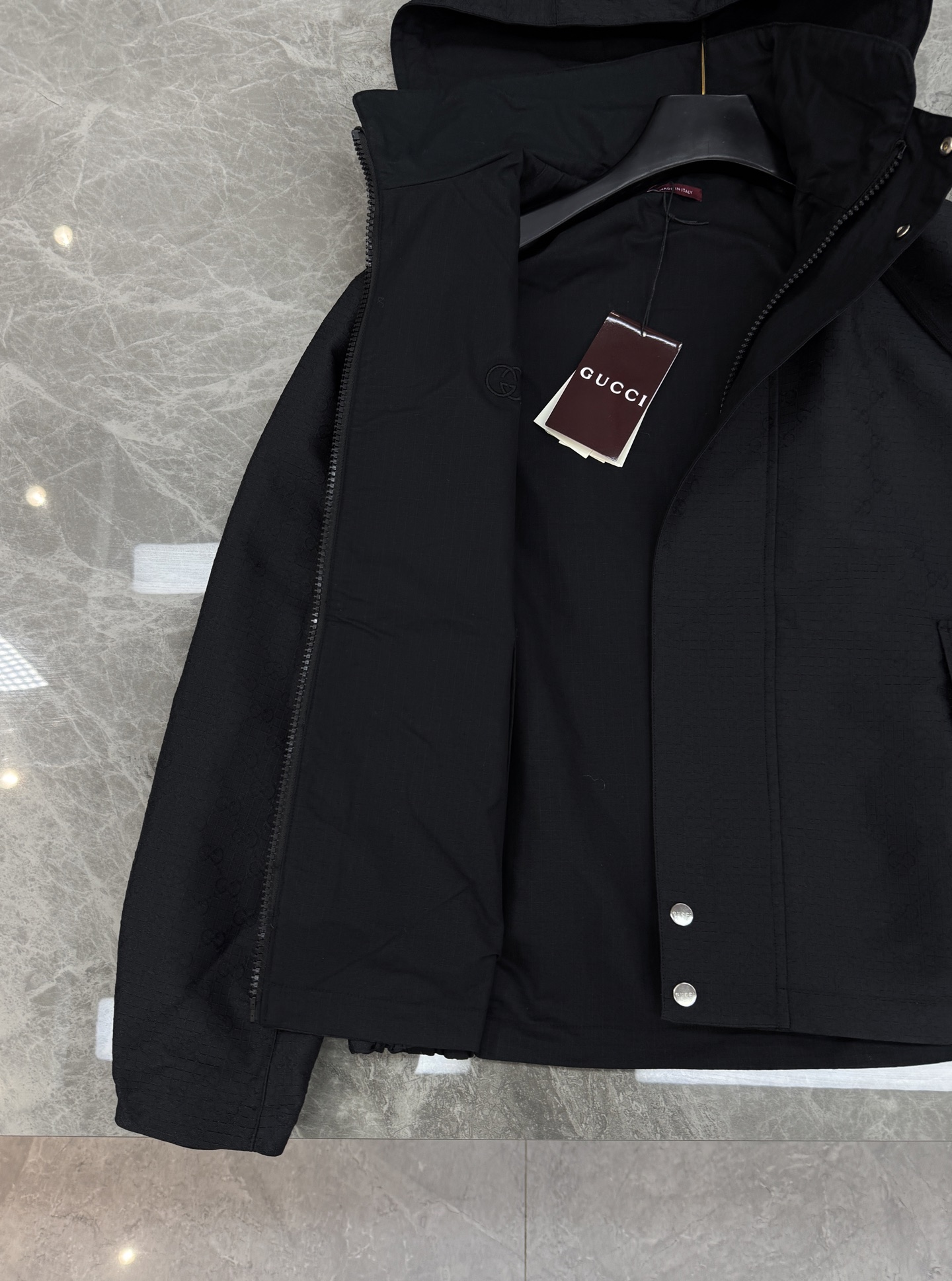 Gucci新款工装夹克采用防风软壳面料.帽子可拆洗.双面穿夹.短款廓形+连帽设计，金属按扣和拉链细节，实