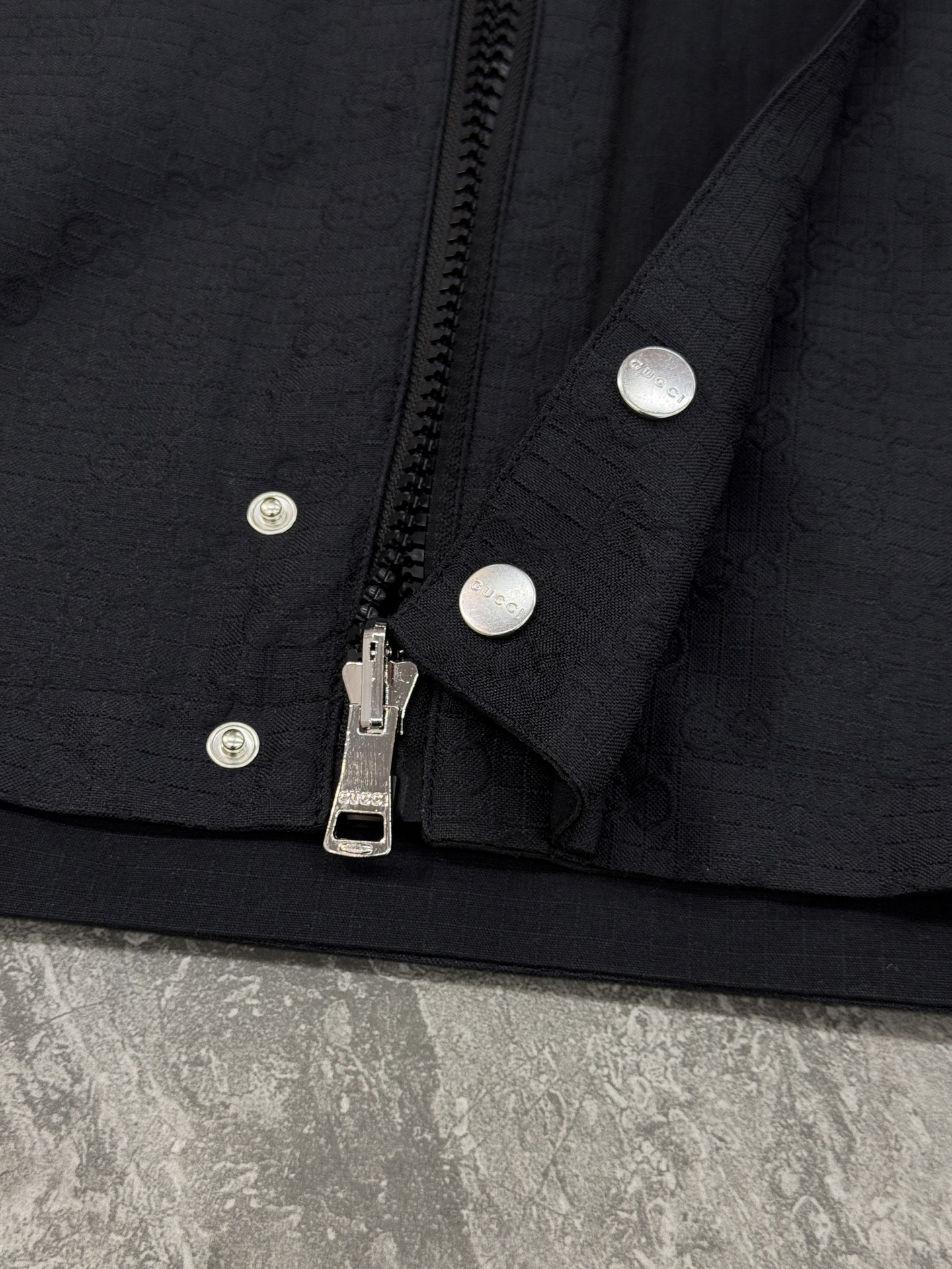 Gucci新款工装夹克采用防风软壳面料.帽子可拆洗.双面穿夹.短款廓形+连帽设计，金属按扣和拉链细节，实