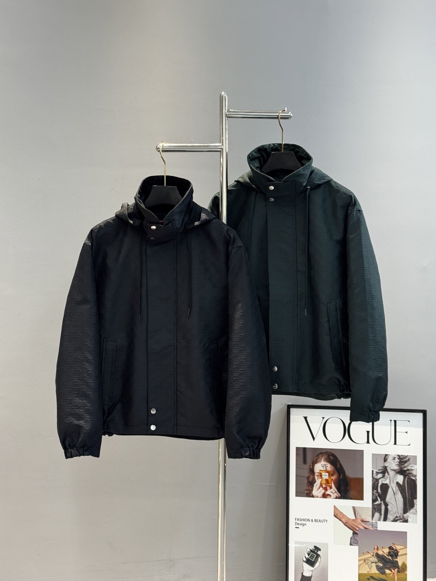 Gucci新款工装夹克采用防风软壳面料.帽子可拆洗.双面穿夹.短款廓形+连帽设计，金属按扣和拉链细节，实