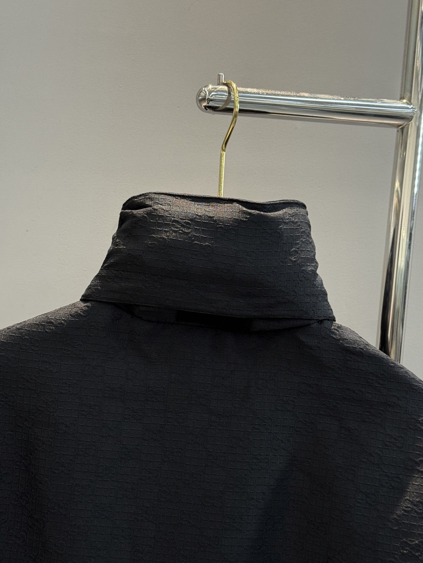 Gucci新款工装夹克采用防风软壳面料.帽子可拆洗.双面穿夹.短款廓形+连帽设计，金属按扣和拉链细节，实