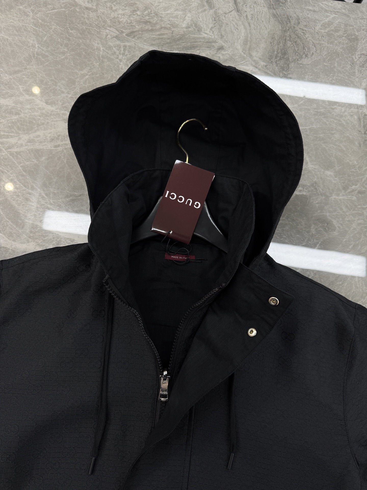 Gucci新款工装夹克采用防风软壳面料.帽子可拆洗.双面穿夹.短款廓形+连帽设计，金属按扣和拉链细节，实