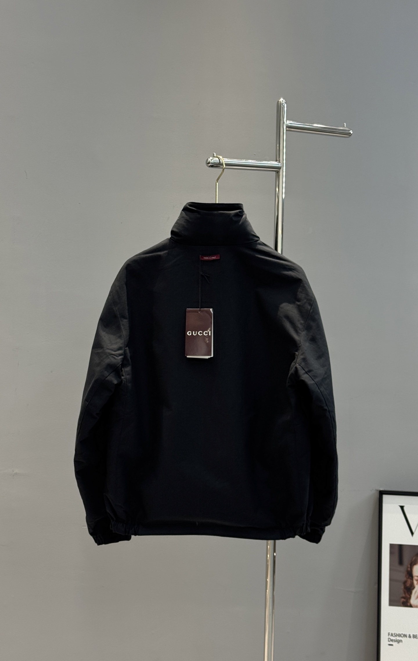 Gucci新款工装夹克采用防风软壳面料.帽子可拆洗.双面穿夹.短款廓形+连帽设计，金属按扣和拉链细节，实