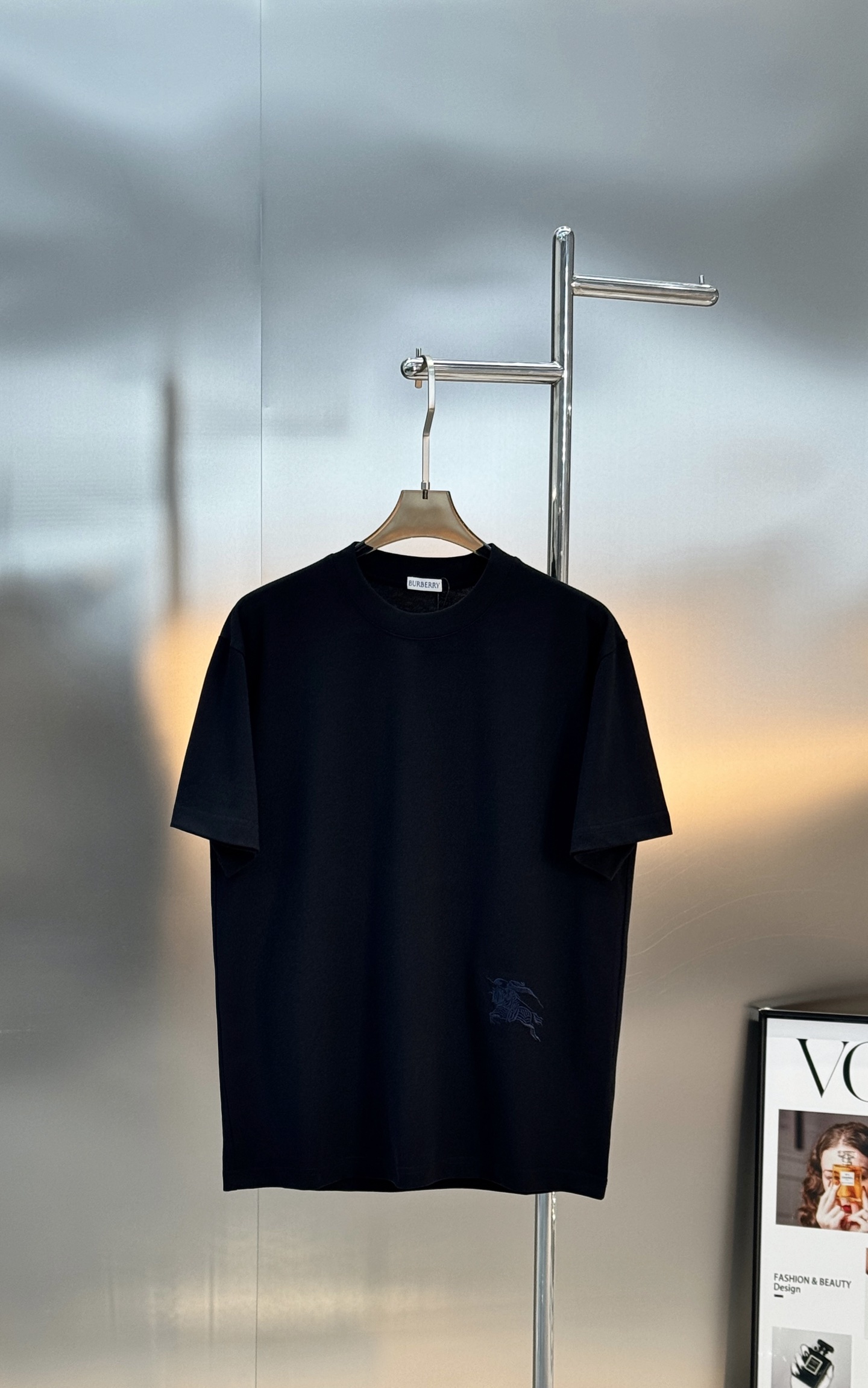 Burberry骑士刺绣T恤.男女同款！左下有经典巴宝莉骑士刺绣，英伦风满满!高品质棉料，柔软透气，春夏