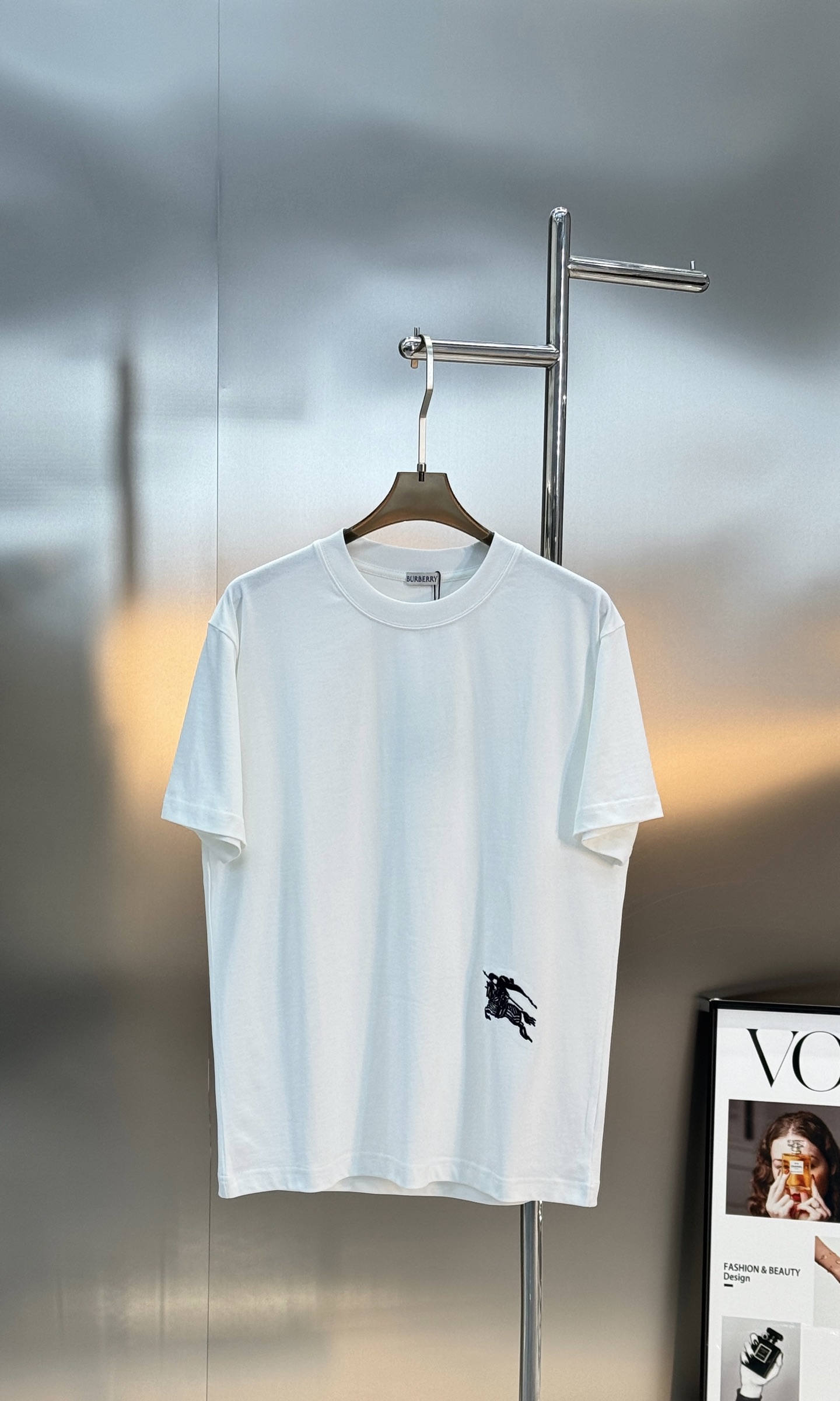 Burberry骑士刺绣T恤.男女同款！左下有经典巴宝莉骑士刺绣，英伦风满满!高品质棉料，柔软透气，春夏