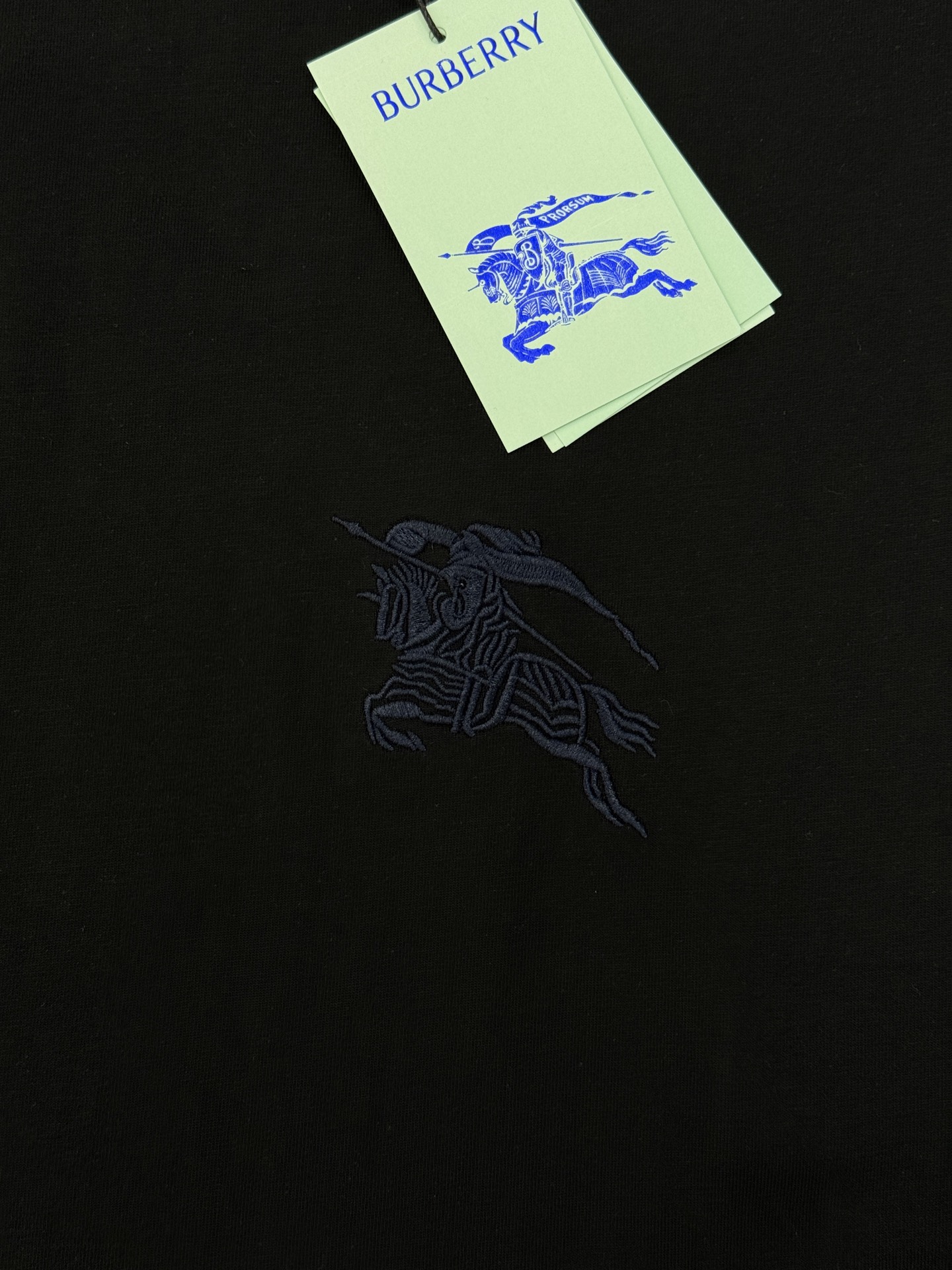 Burberry骑士刺绣T恤.男女同款！左下有经典巴宝莉骑士刺绣，英伦风满满!高品质棉料，柔软透气，春夏