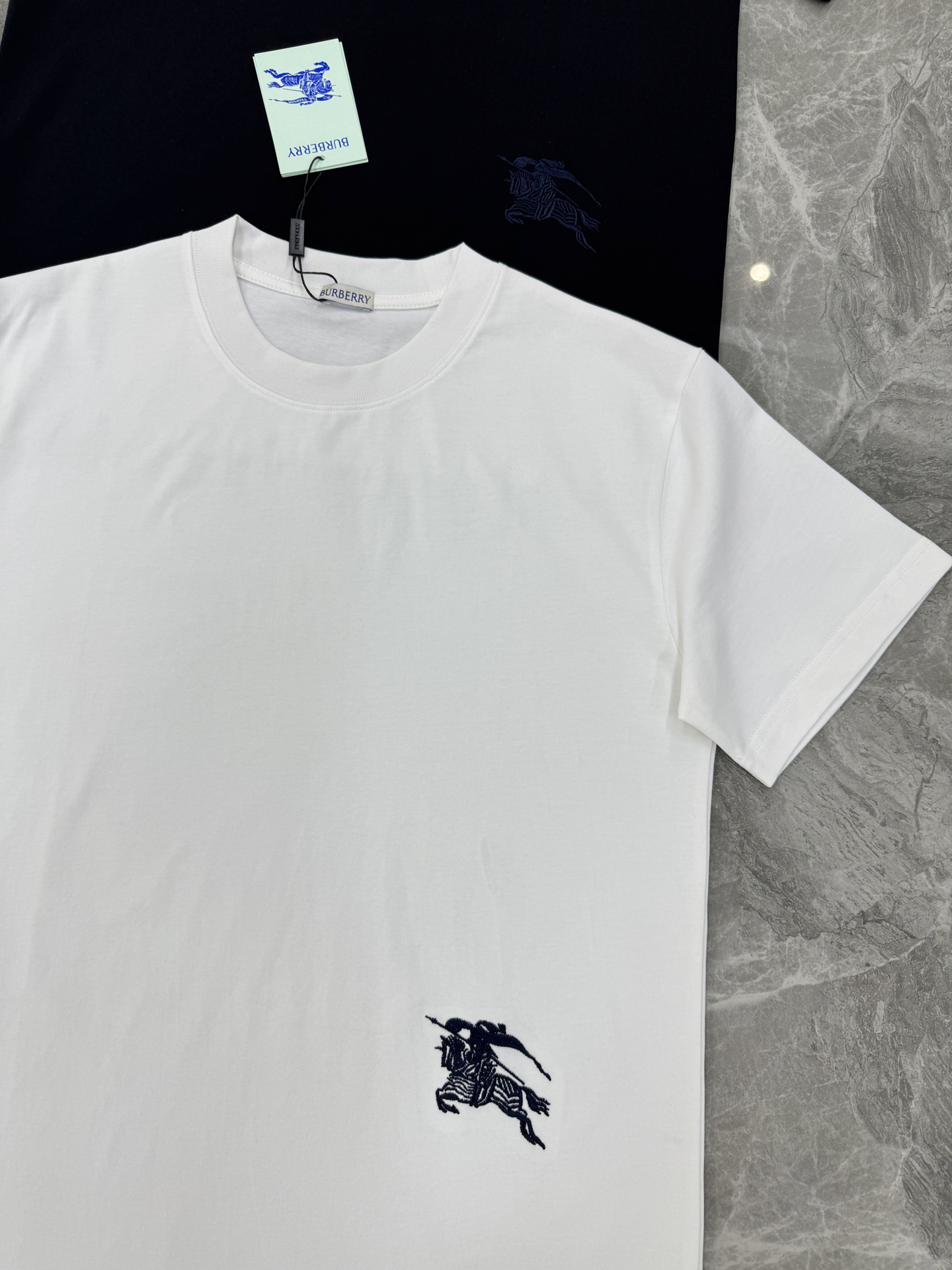 Burberry骑士刺绣T恤.男女同款！左下有经典巴宝莉骑士刺绣，英伦风满满!高品质棉料，柔软透气，春夏