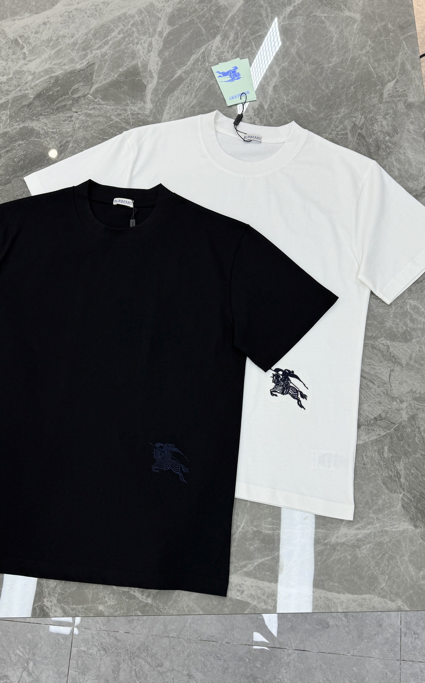 Burberry骑士刺绣T恤.男女同款！左下有经典巴宝莉骑士刺绣，英伦风满满!高品质棉料，柔软透气，春夏
