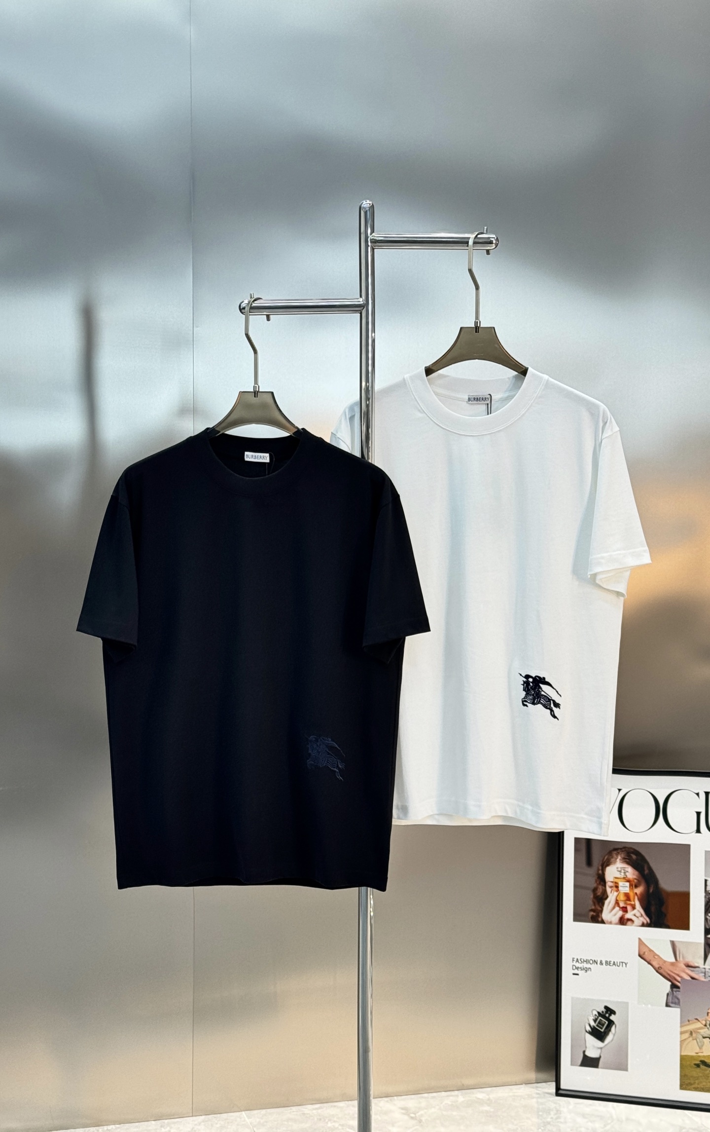 Burberry骑士刺绣T恤.男女同款！左下有经典巴宝莉骑士刺绣，英伦风满满!高品质棉料，柔软透气，春夏